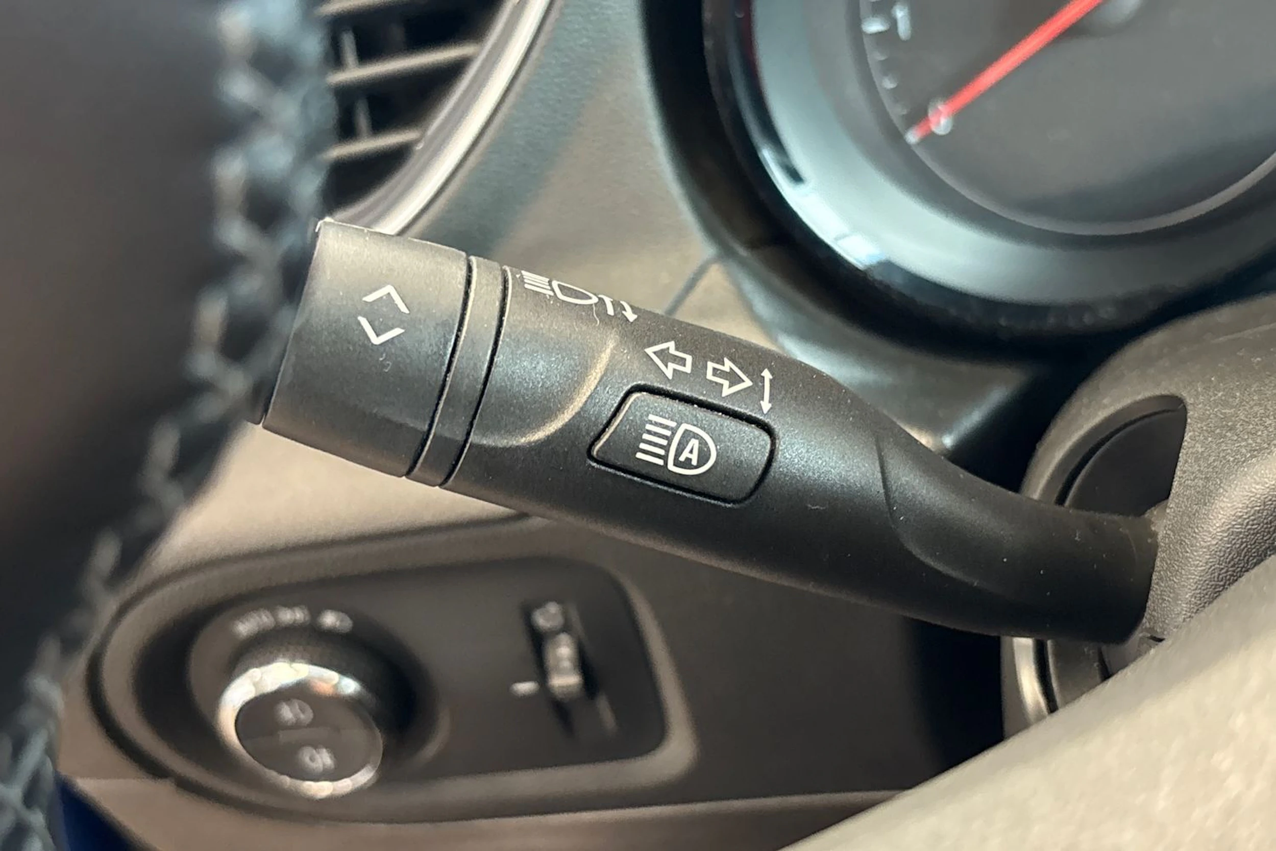 Sininen Opel Grandland X 2018 kuva 25.