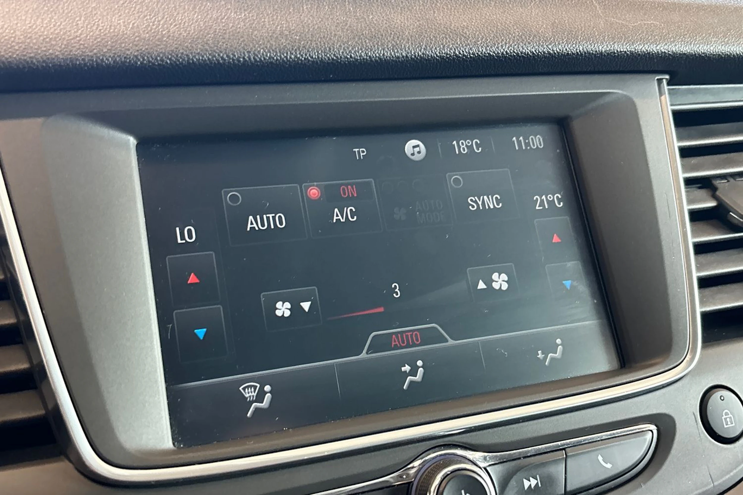 Sininen Opel Grandland X 2018 kuva 28.