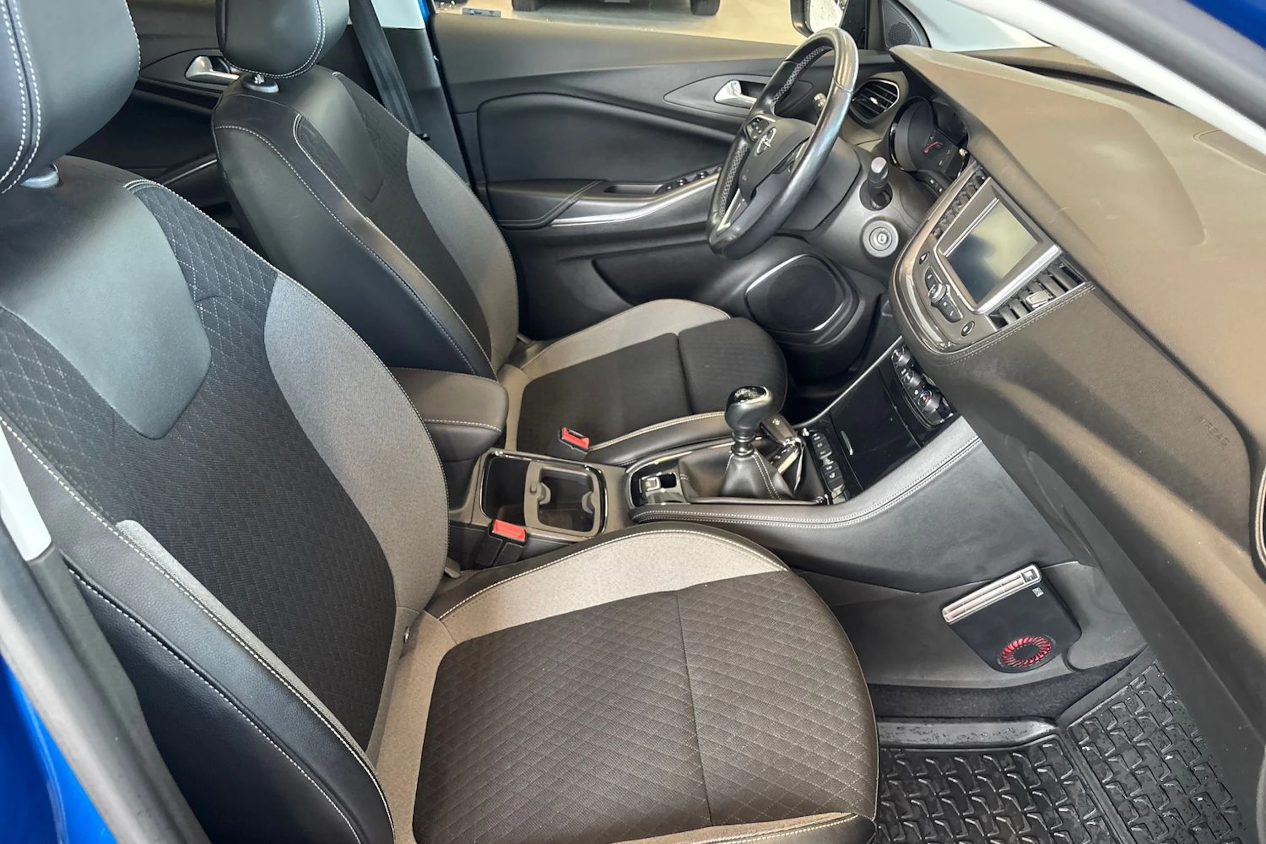 Sininen Opel Grandland X 2018 kuva 37.