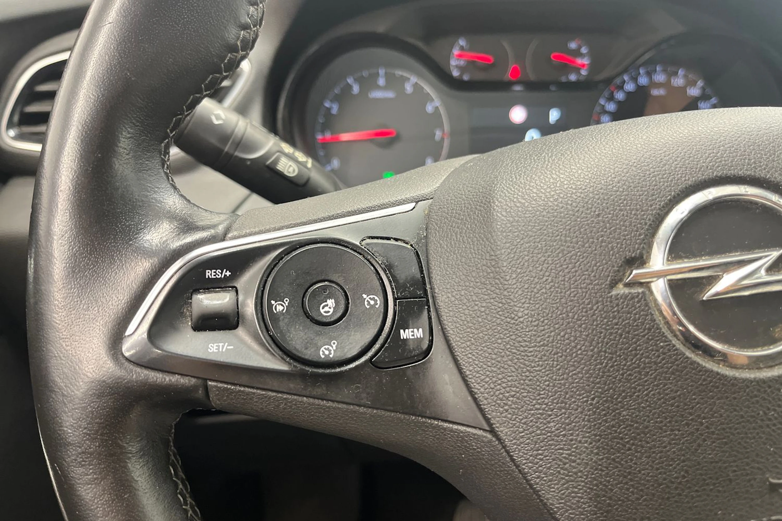punainen Opel Grandland X 2018 kuva 14.