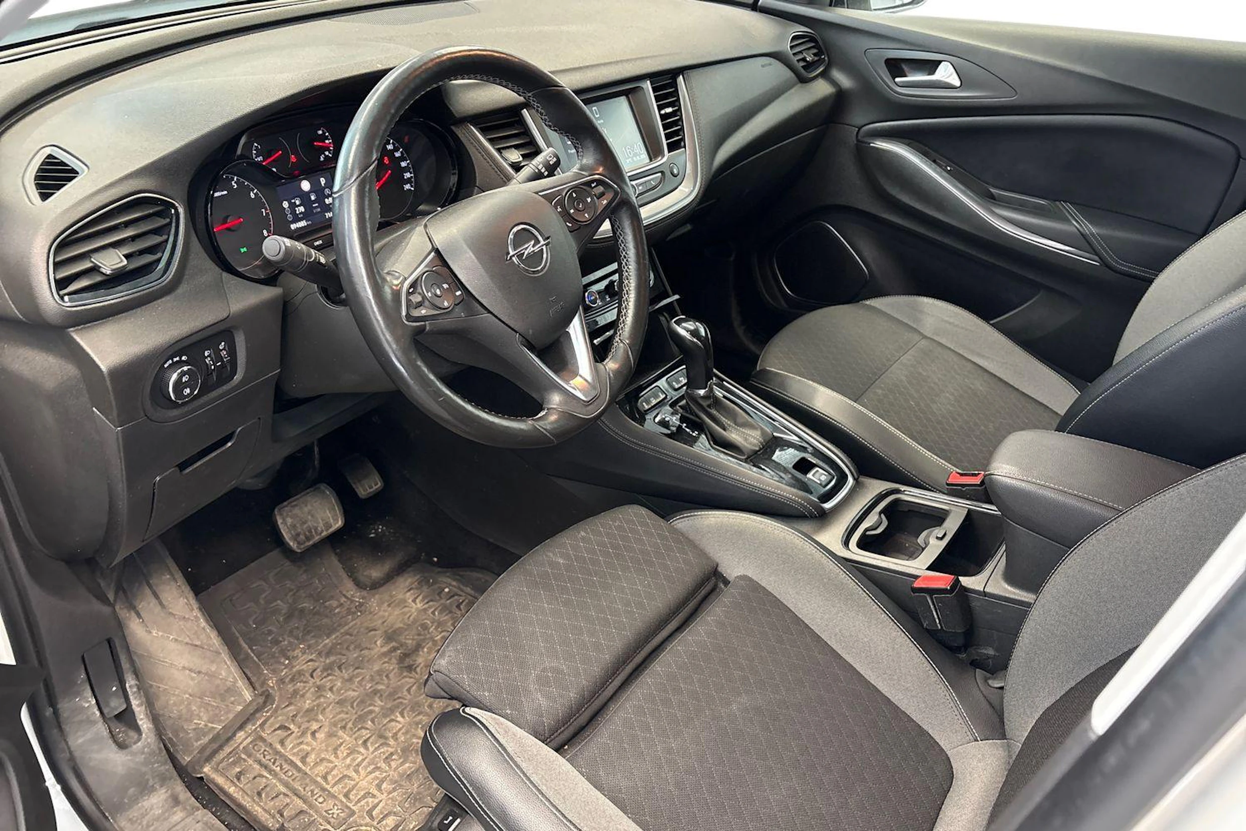 valkoinen Opel Grandland X 2018 kuva 3.