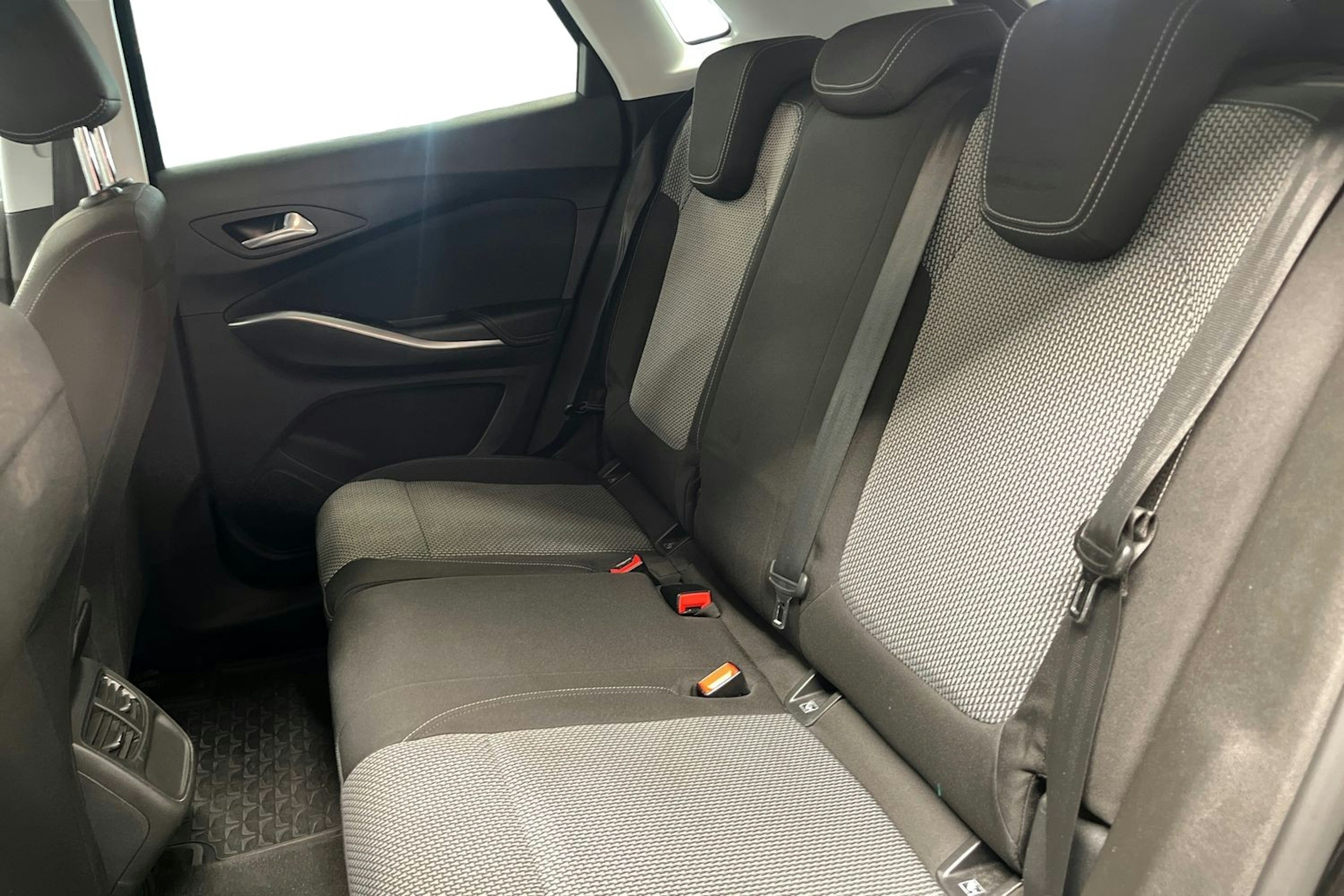 musta Opel Grandland X 2018 kuva 10.