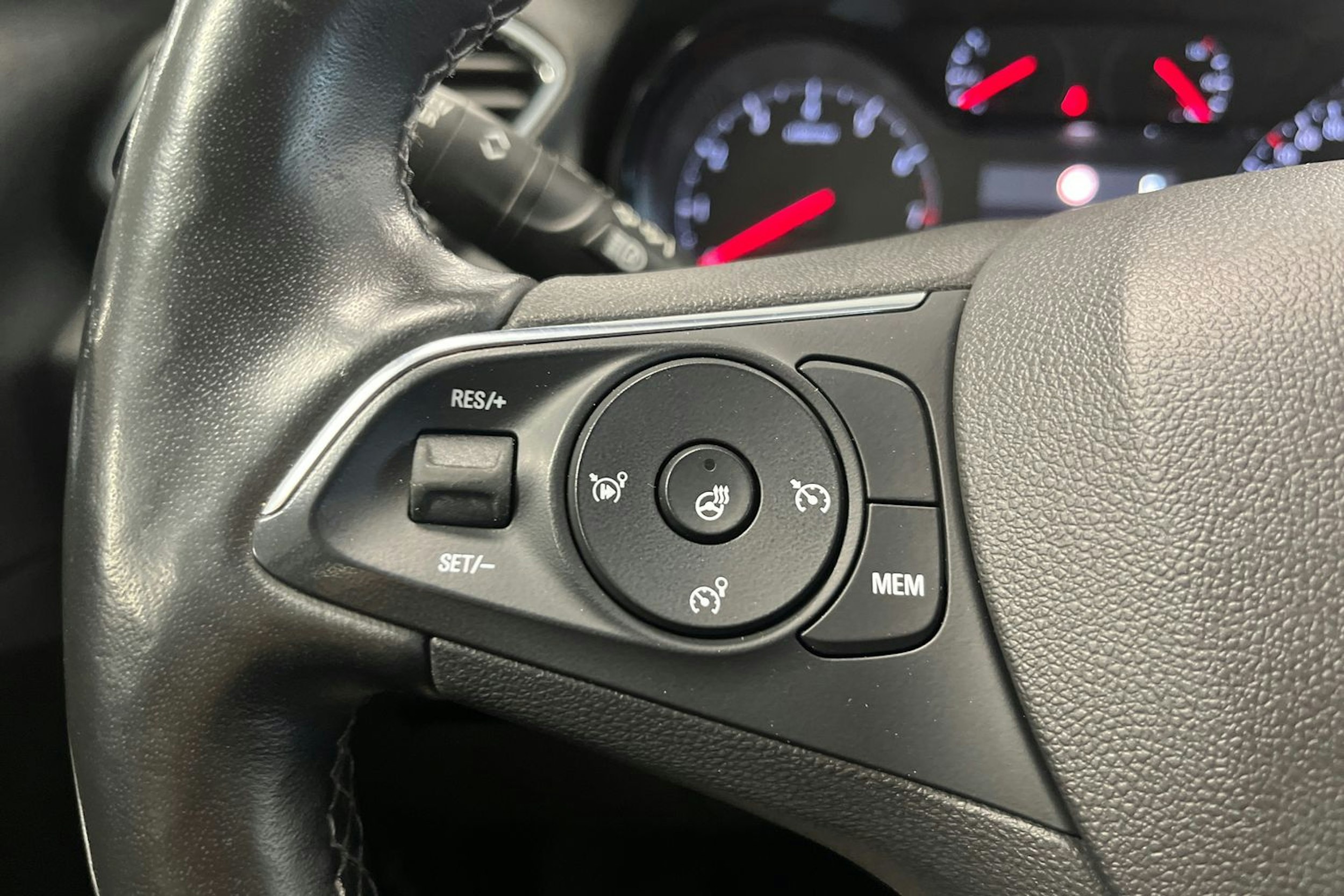 musta Opel Grandland X 2018 kuva 18.
