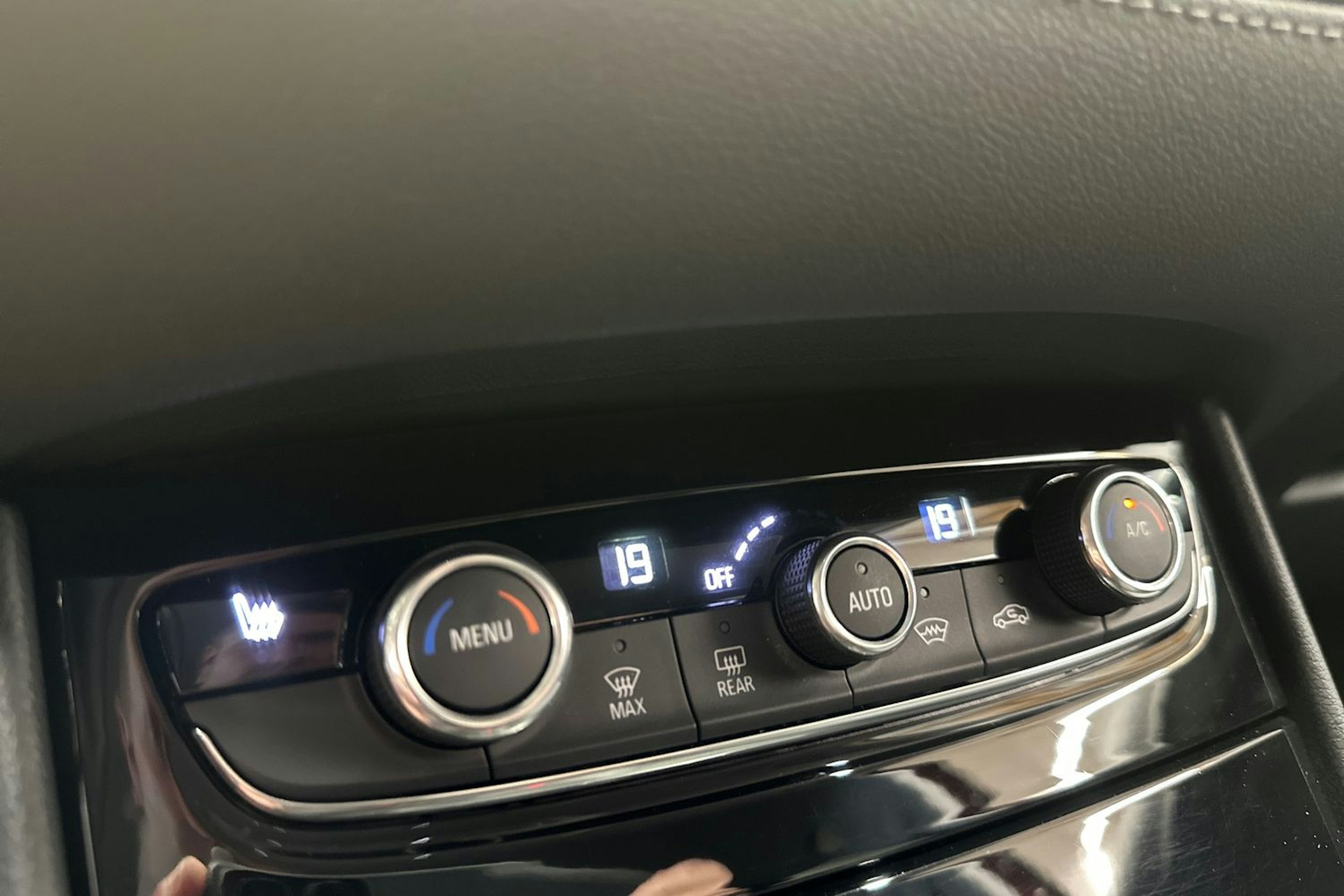 punainen Opel Grandland X 2018 kuva 16.