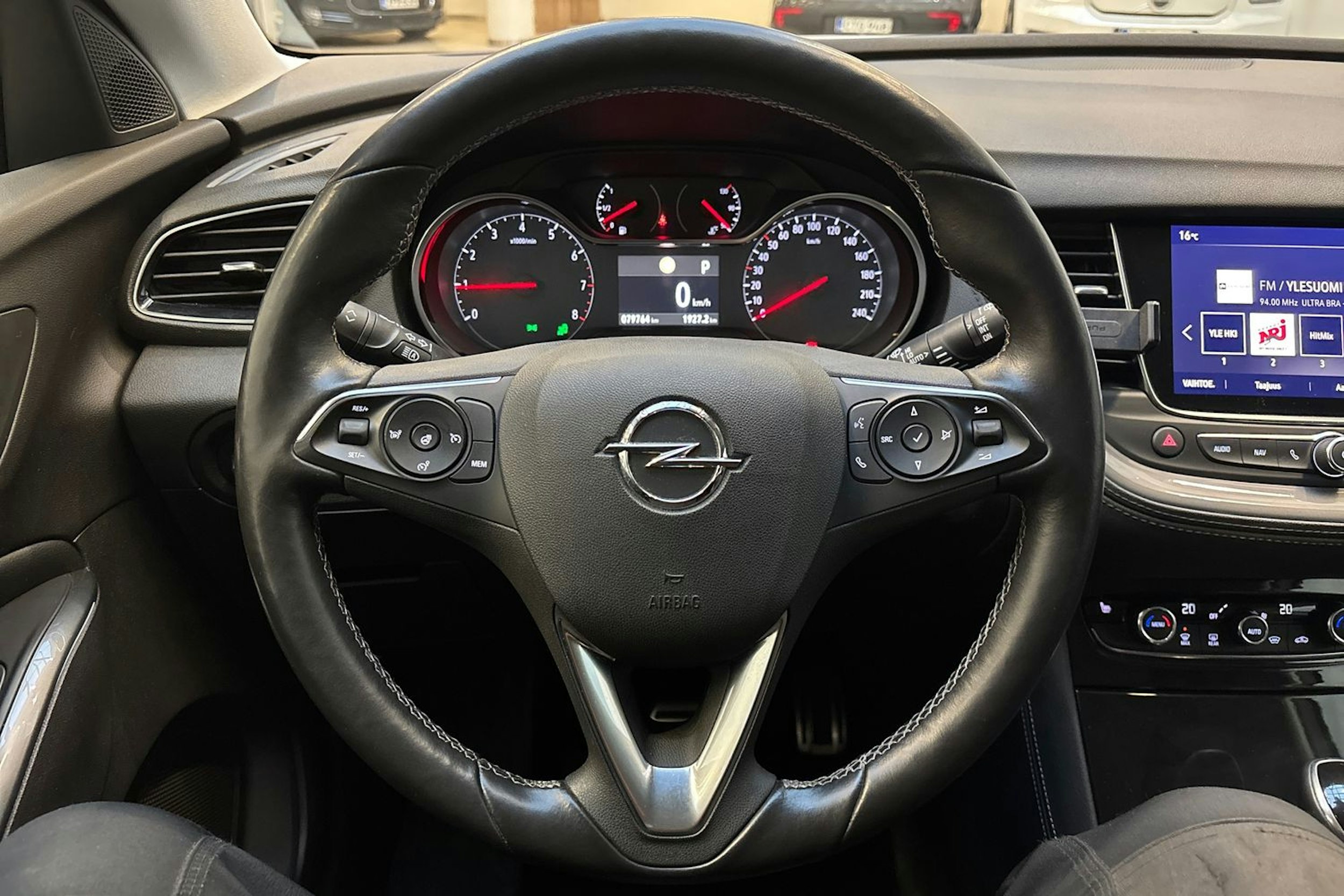 valkoinen Opel Grandland X 2018 kuva 18.