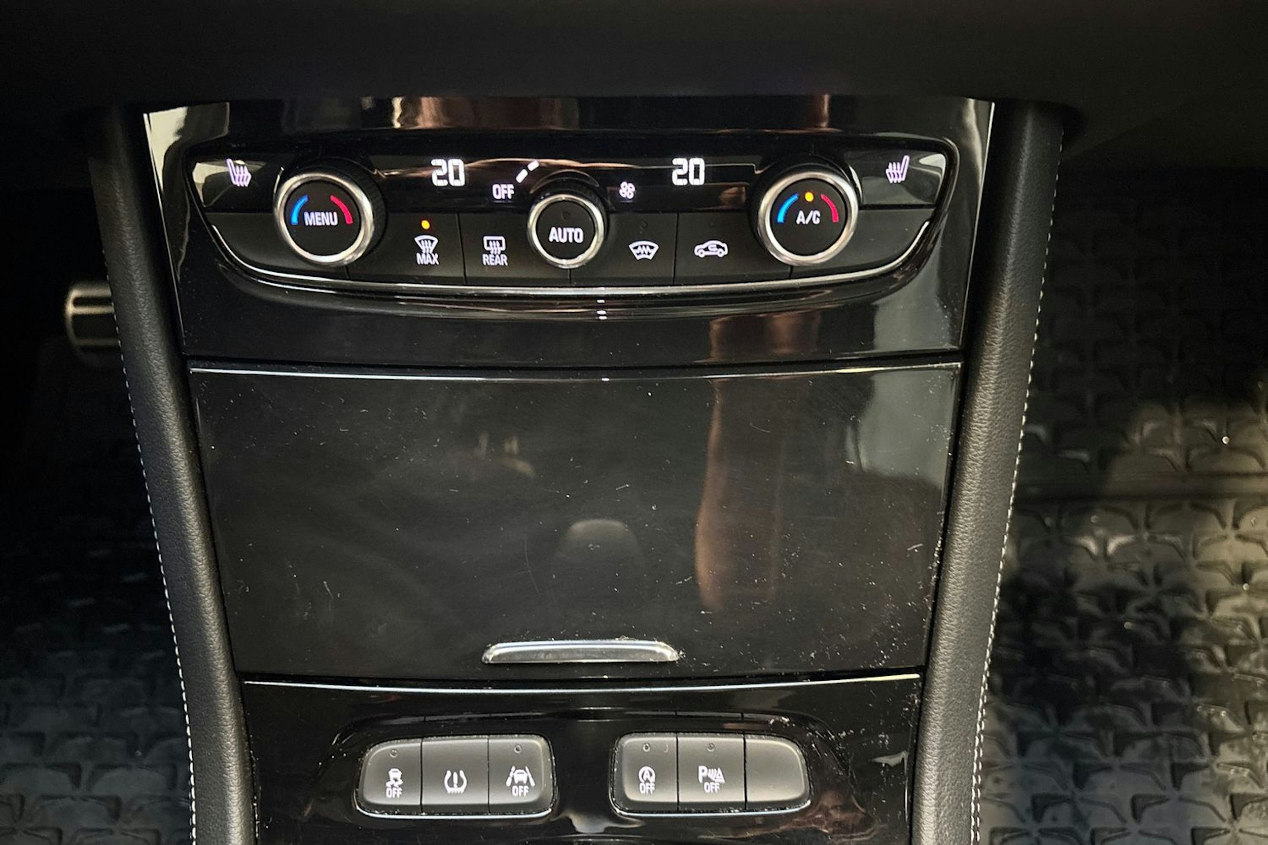 valkoinen Opel Grandland X 2018 kuva 21.