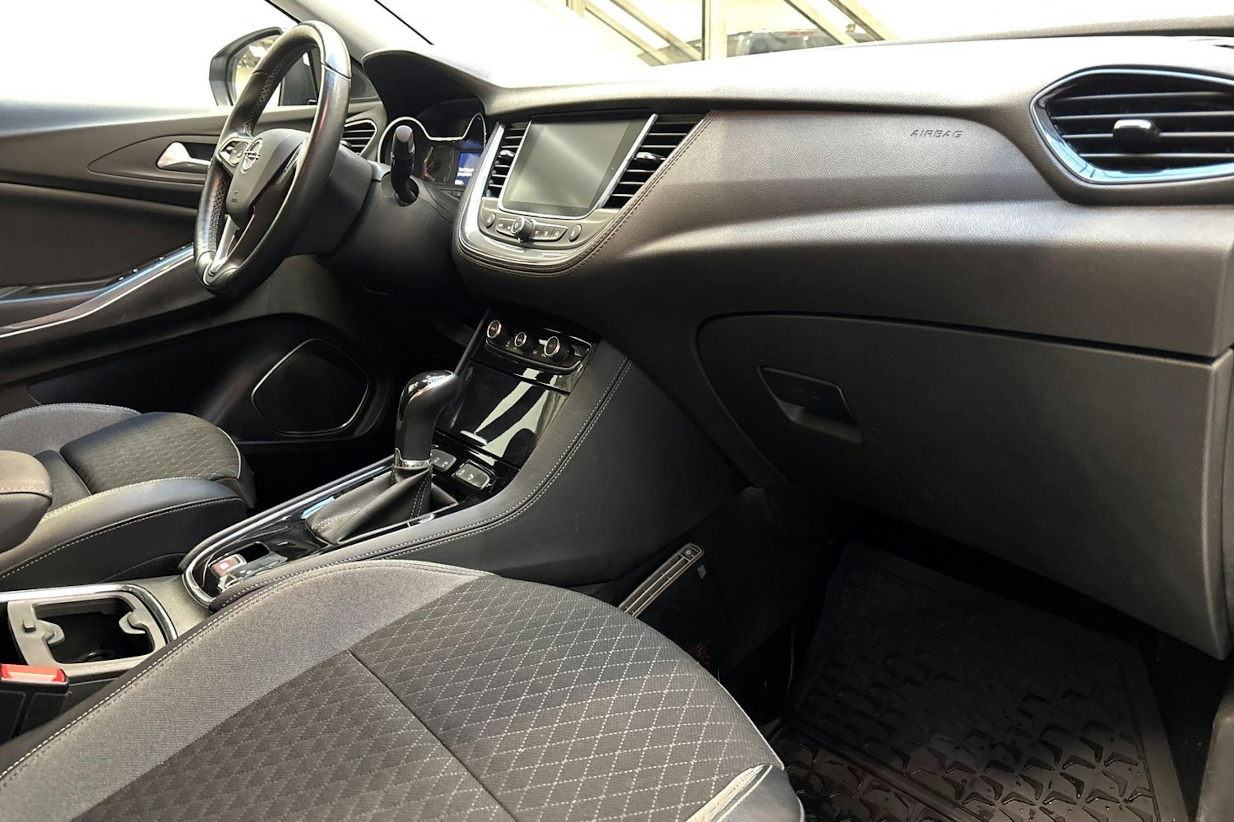 valkoinen Opel Grandland X 2018 kuva 24.