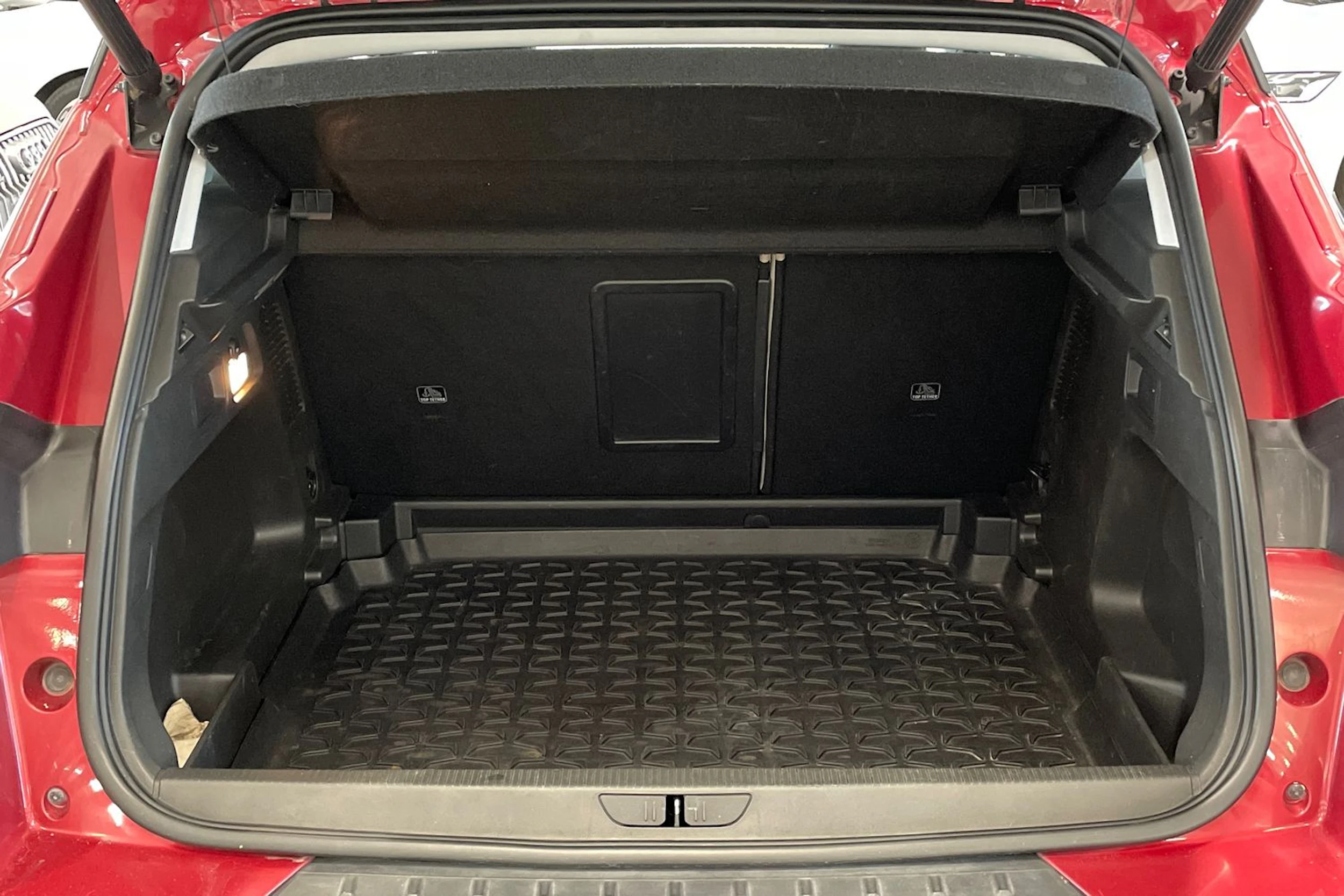 punainen Opel Grandland X 2018 kuva 24.