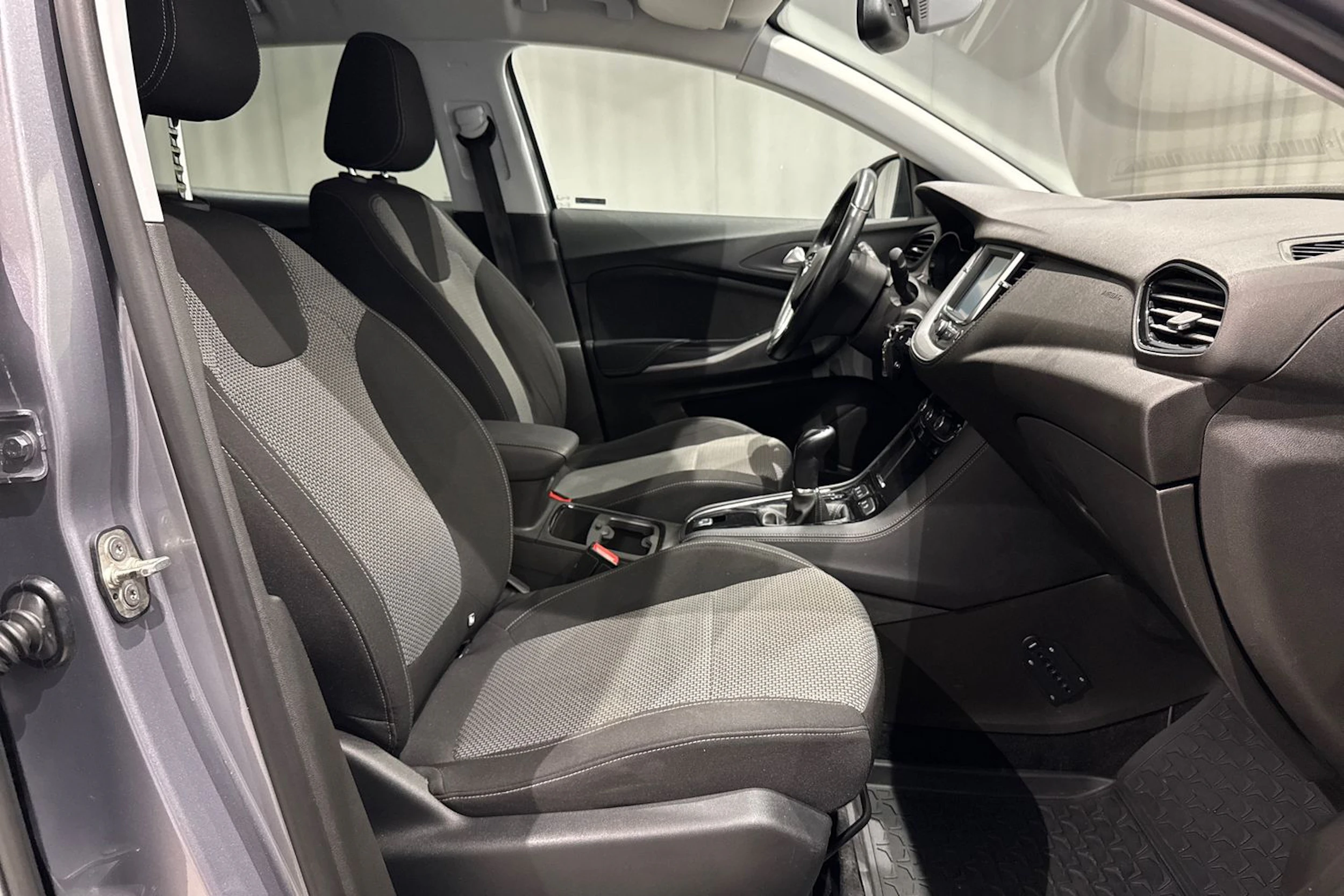 harmaa Opel Grandland X 2018 kuva 17.
