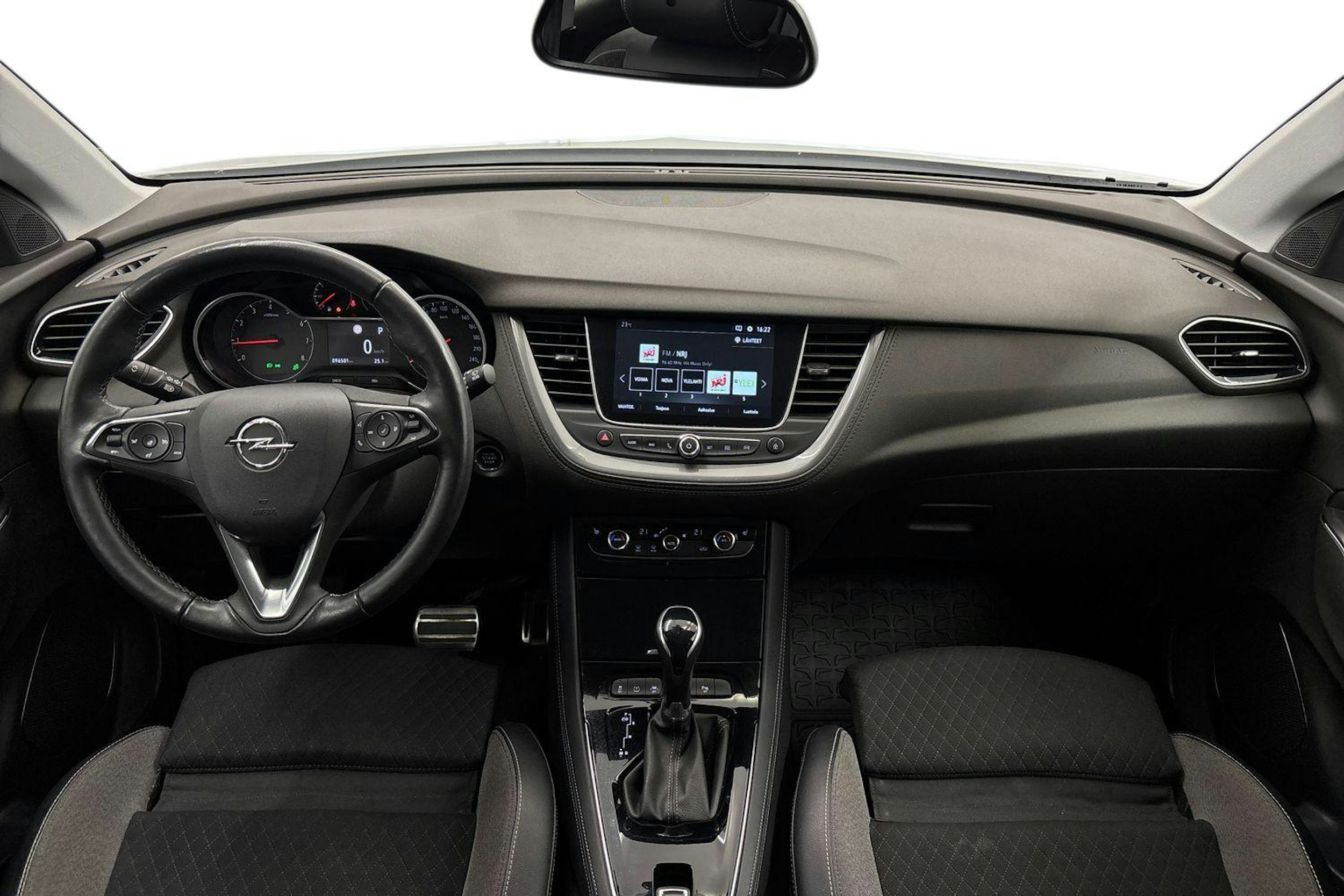 valkoinen Opel Grandland X 2019 kuva 9.