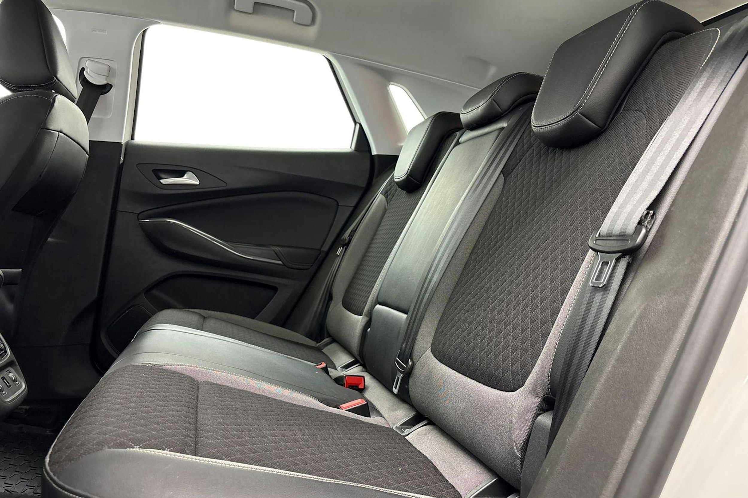 valkoinen Opel Grandland X 2019 kuva 10.