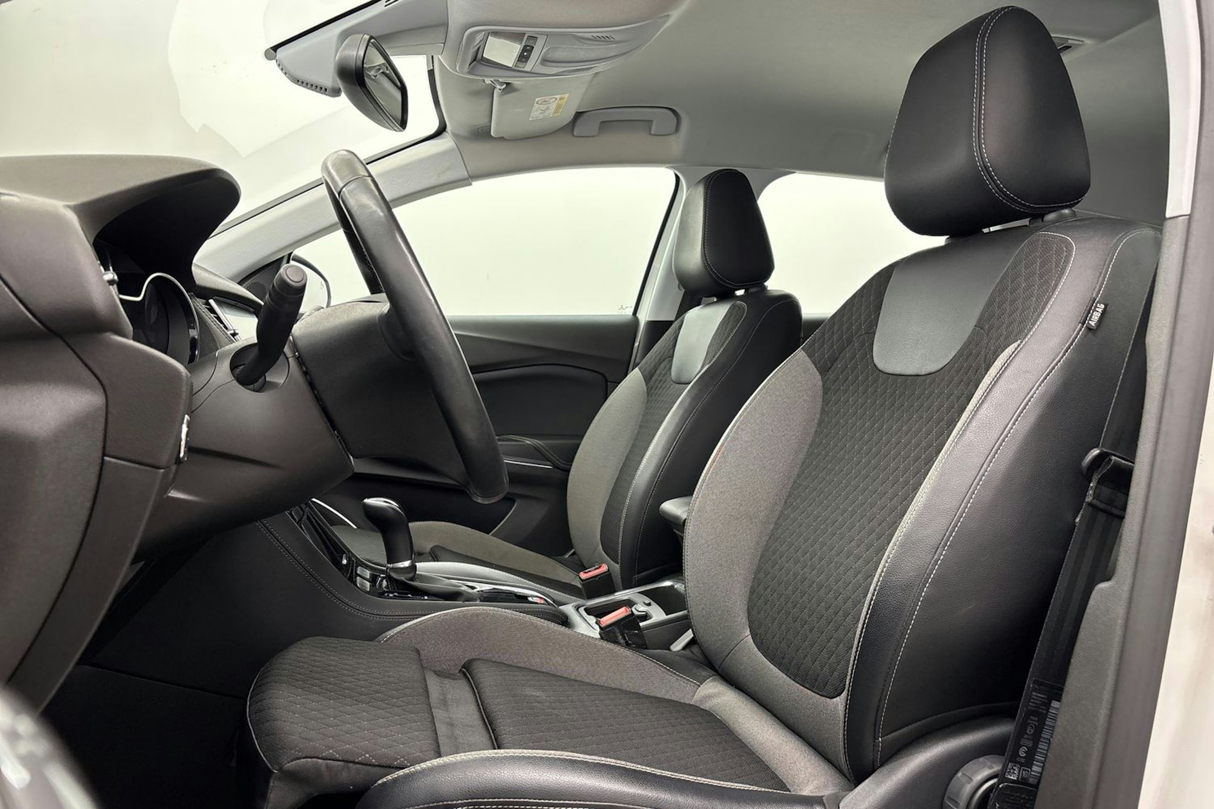 valkoinen Opel Grandland X 2019 kuva 14.