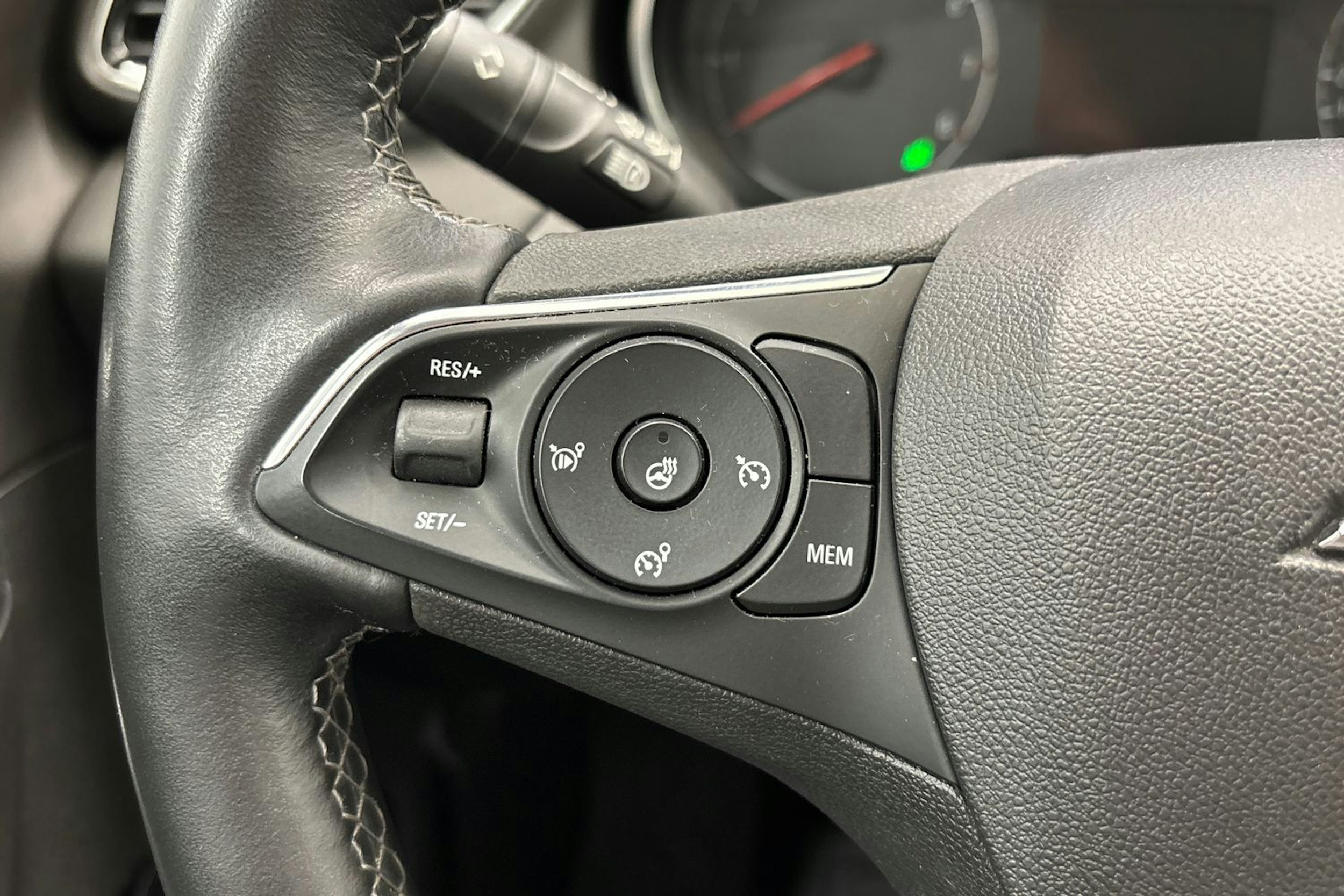 valkoinen Opel Grandland X 2019 kuva 16.