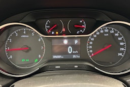 valkoinen Opel Grandland X 2019 kuva 18.