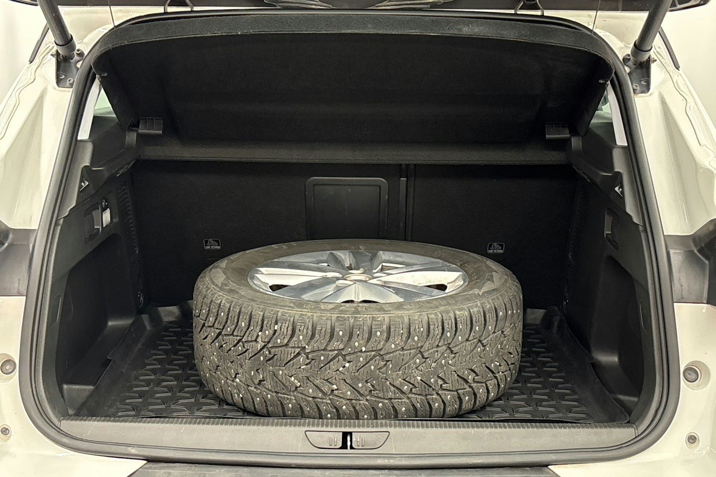 valkoinen Opel Grandland X 2019 kuva 24.