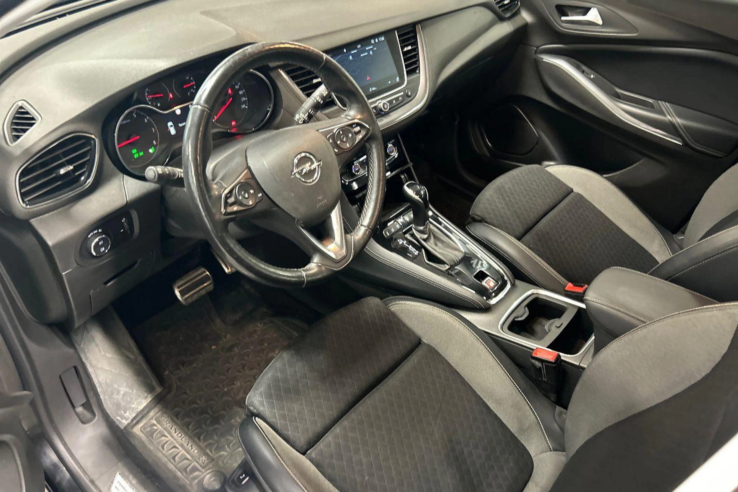 musta Opel Grandland X 2019 kuva 3.
