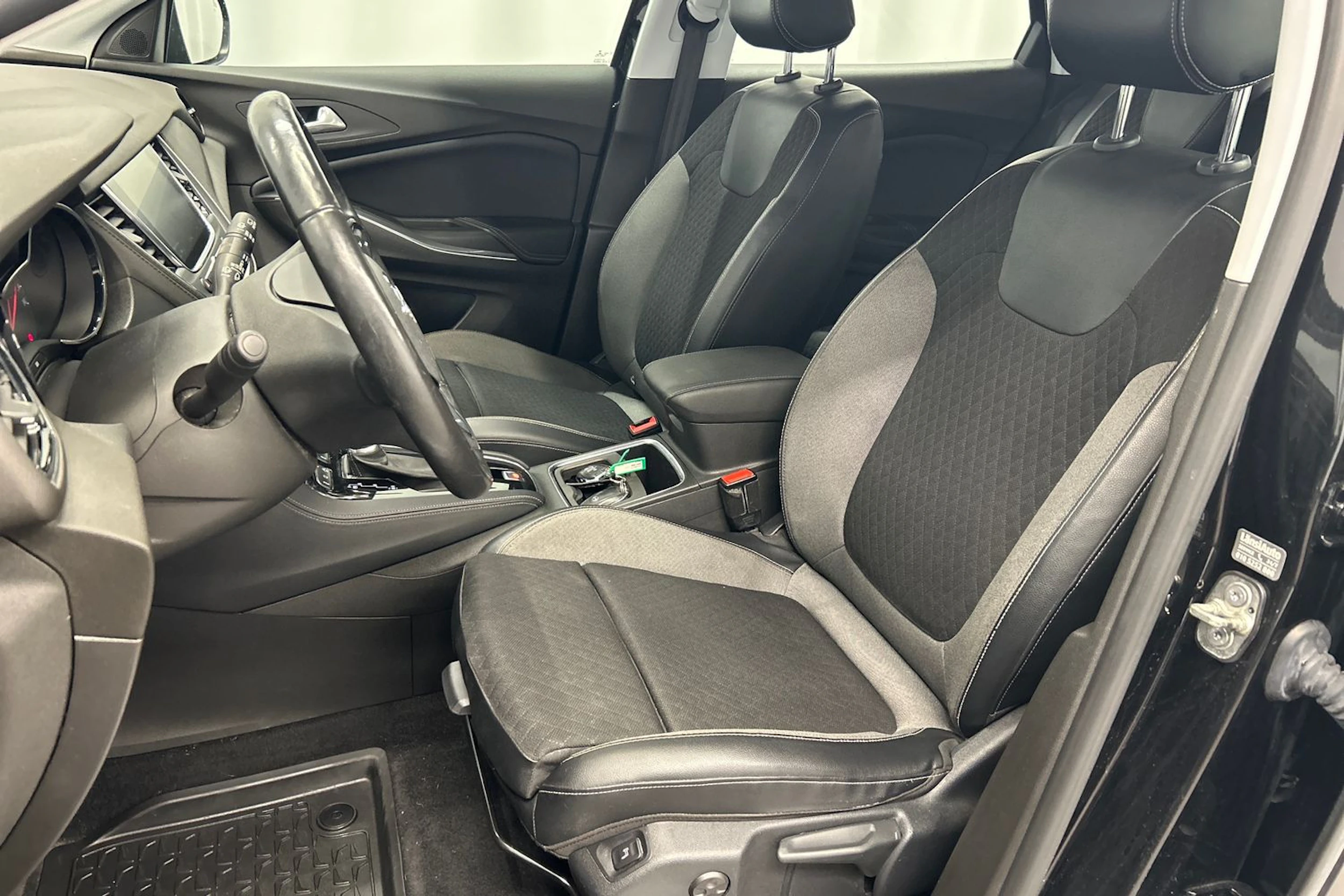 musta Opel Grandland X 2019 kuva 15.