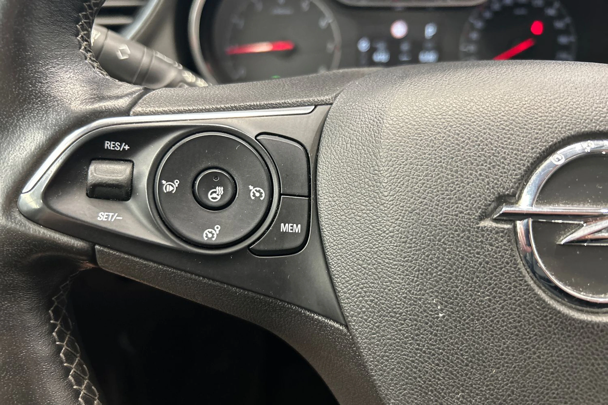 musta Opel Grandland X 2019 kuva 18.