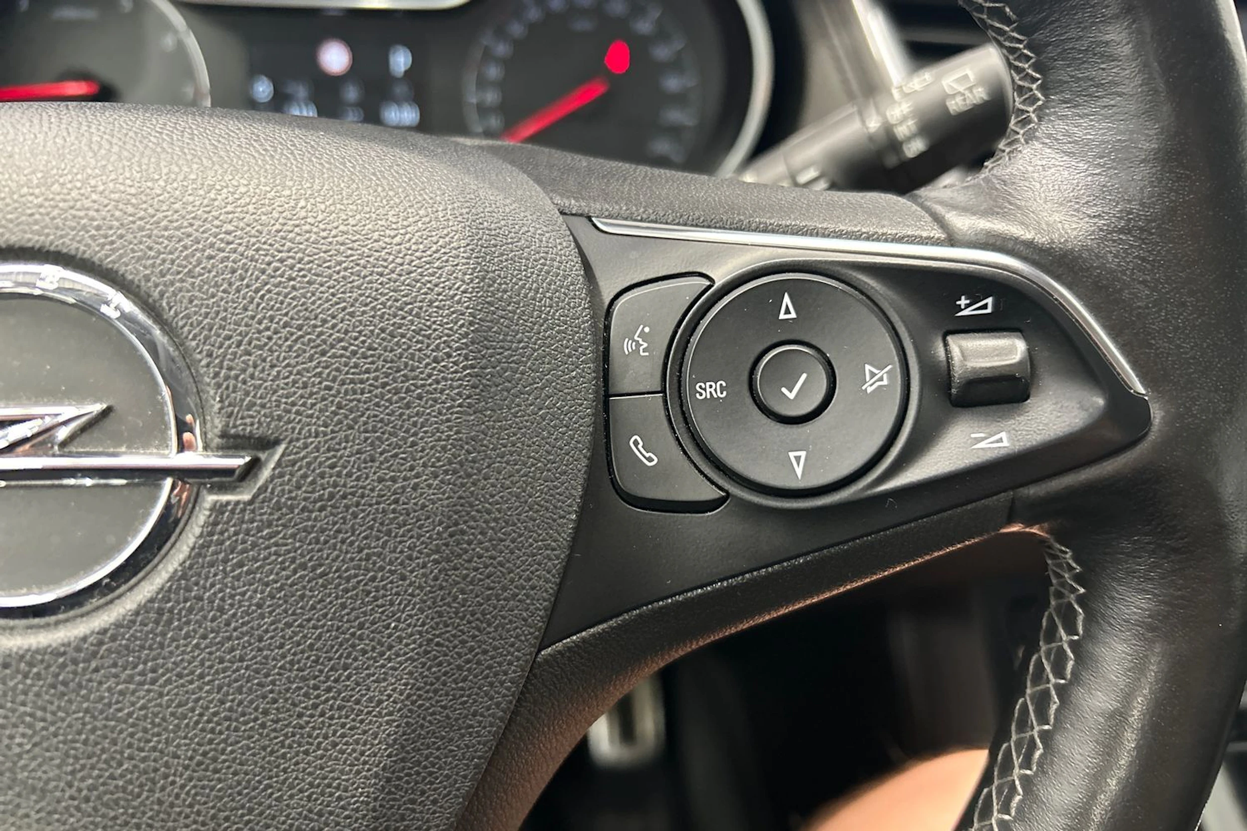 musta Opel Grandland X 2019 kuva 19.