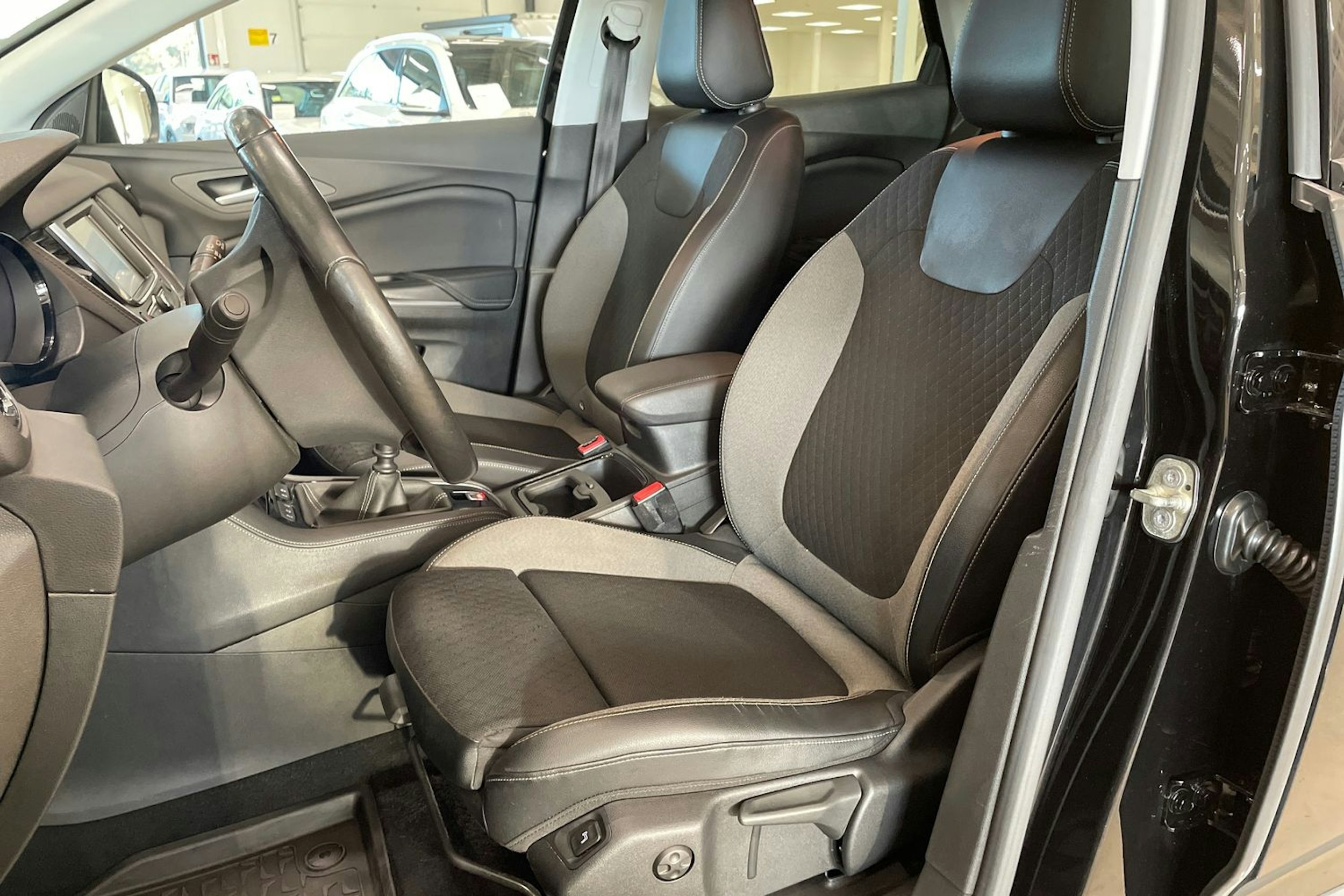 musta Opel Grandland X 2019 kuva 14.