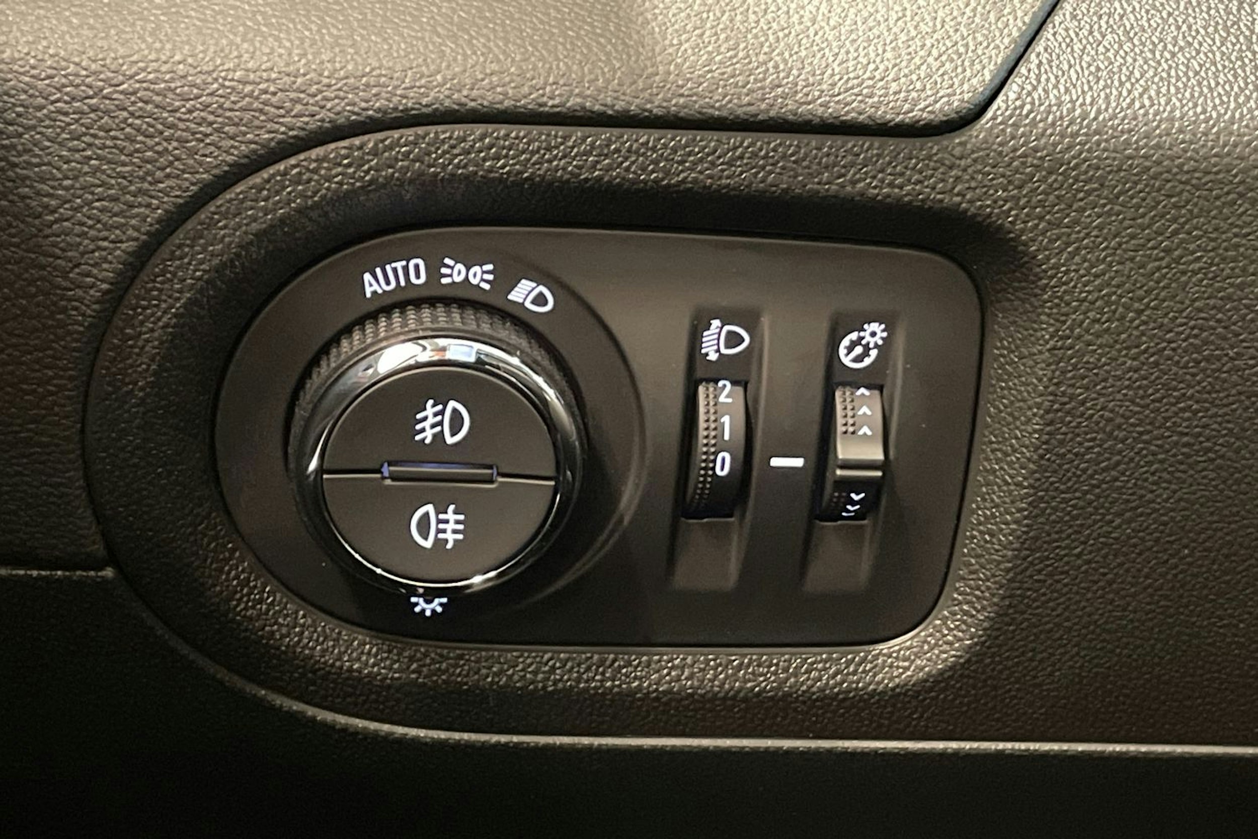 musta Opel Grandland X 2019 kuva 19.