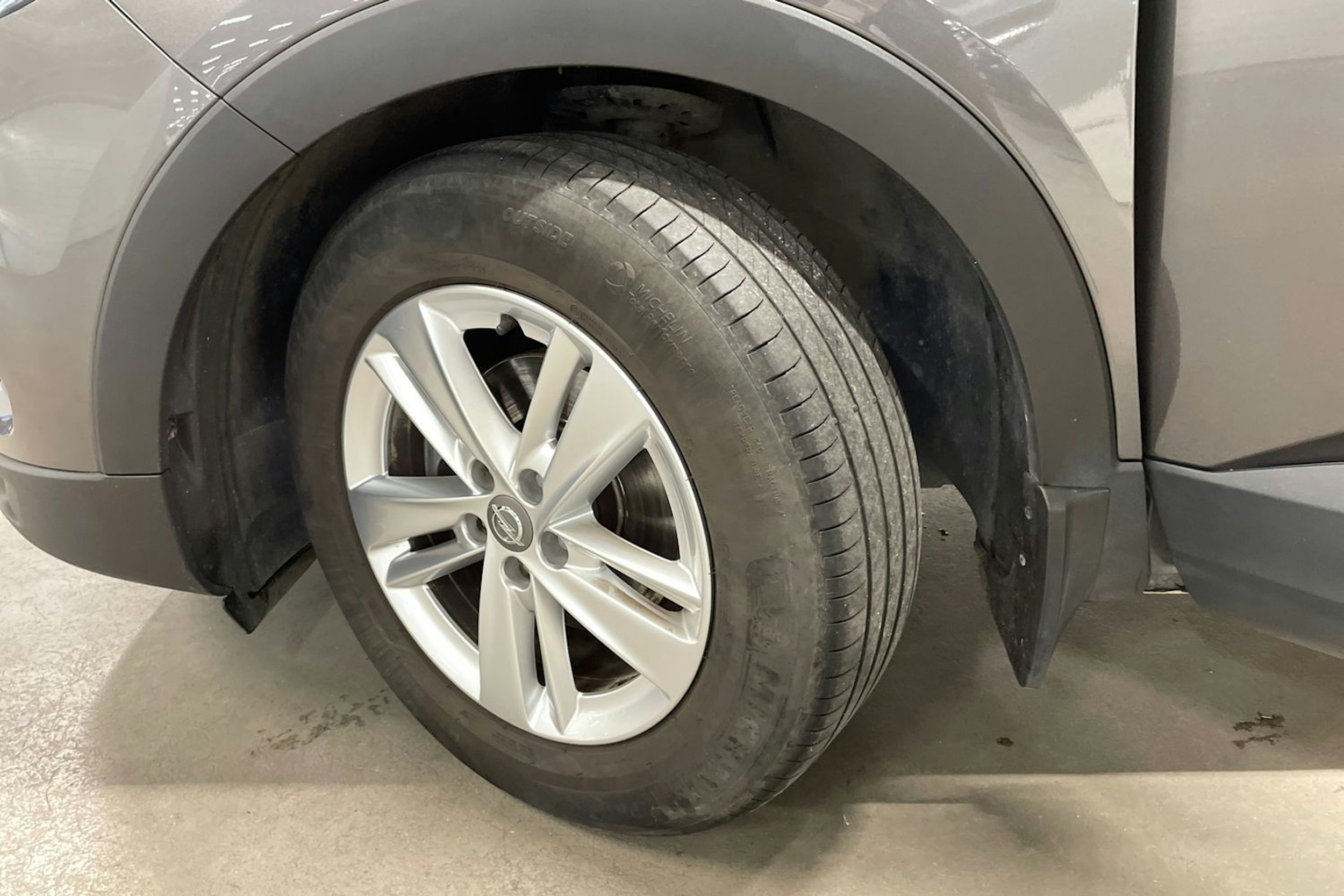 Harmaa Opel Grandland X 2019 kuva 13.