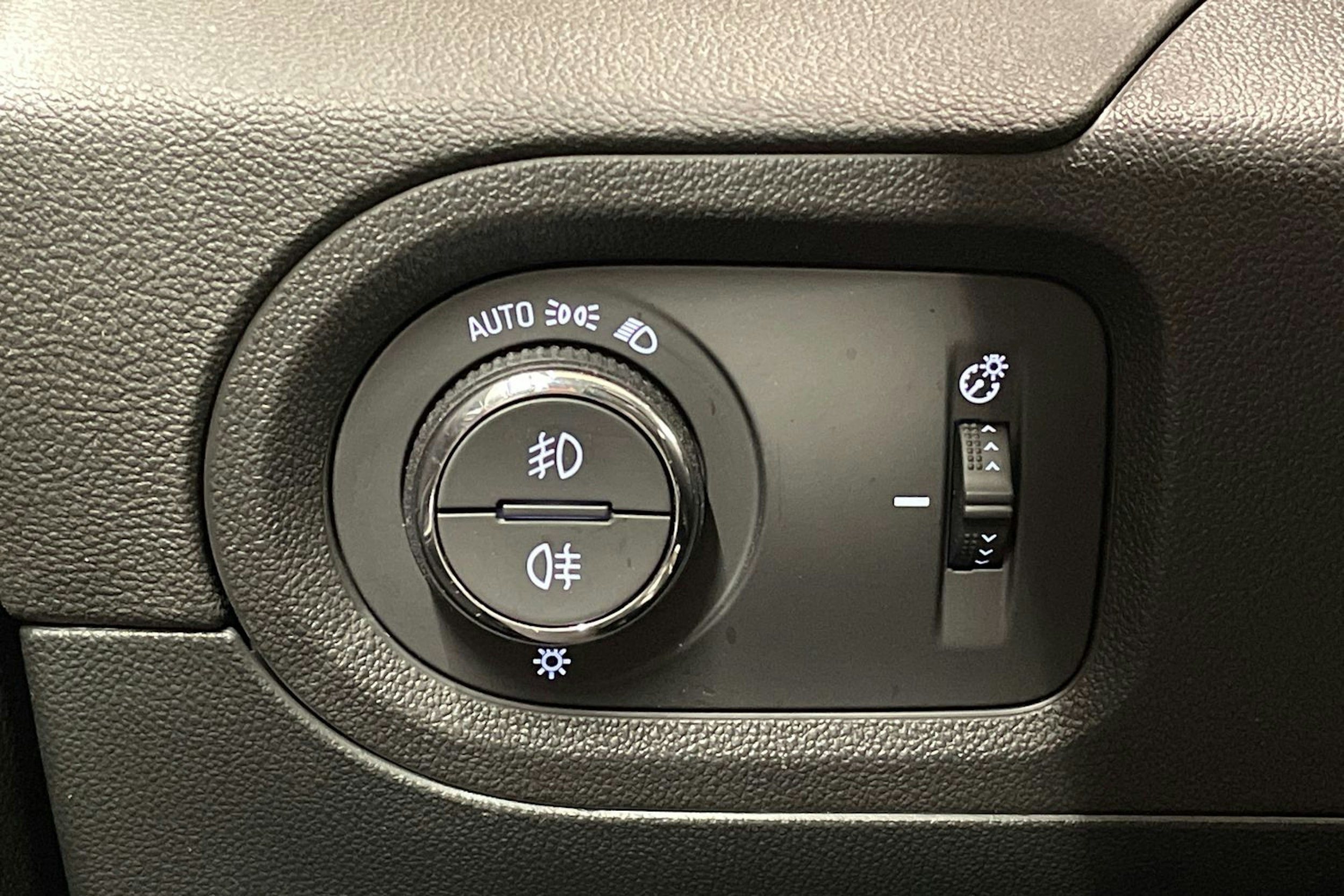 Harmaa Opel Grandland X 2019 kuva 21.