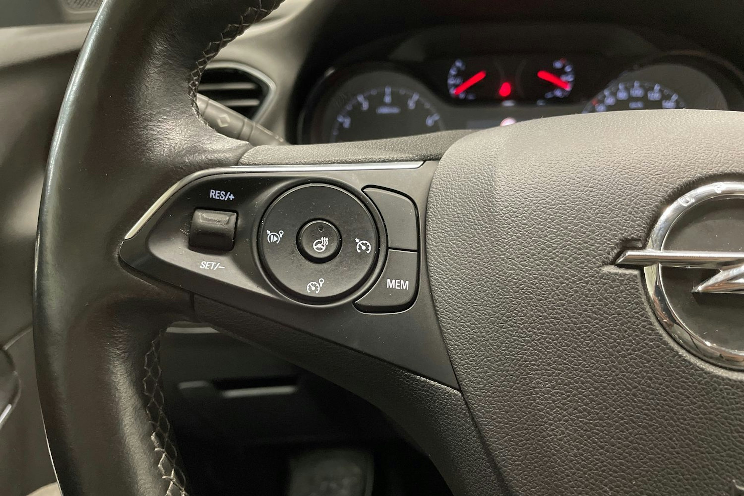 Harmaa Opel Grandland X 2019 kuva 22.