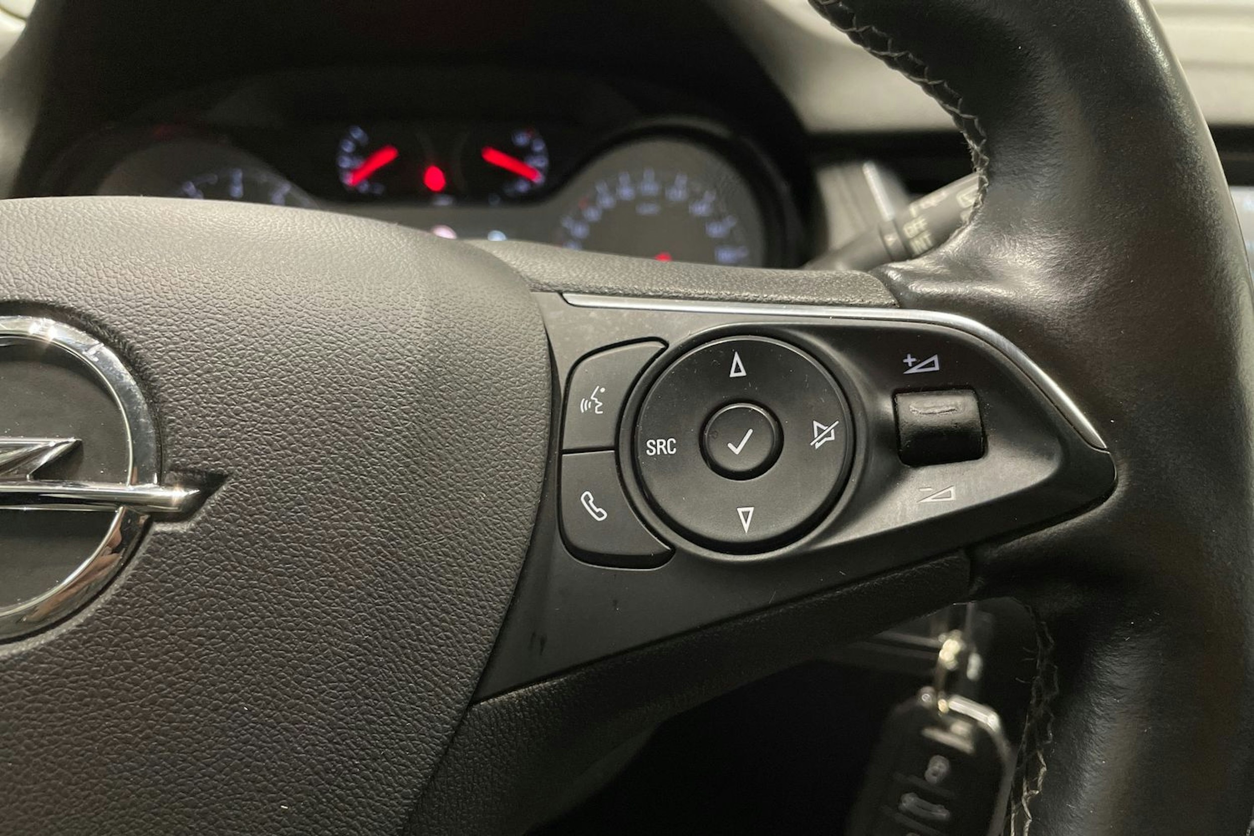 Harmaa Opel Grandland X 2019 kuva 23.