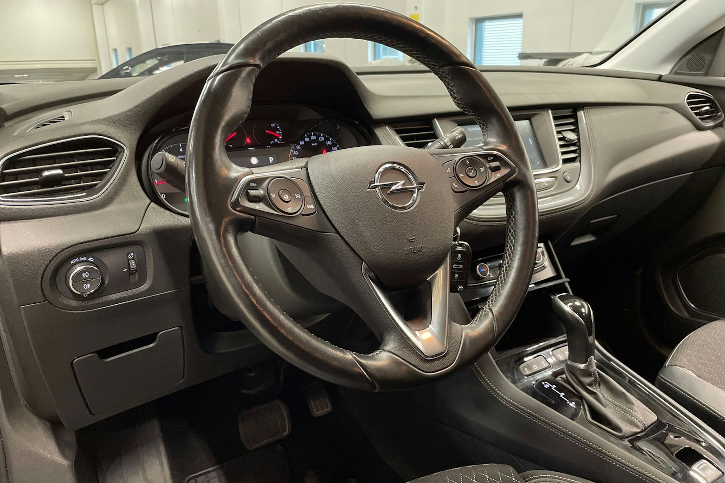Harmaa Opel Grandland X 2019 kuva 24.