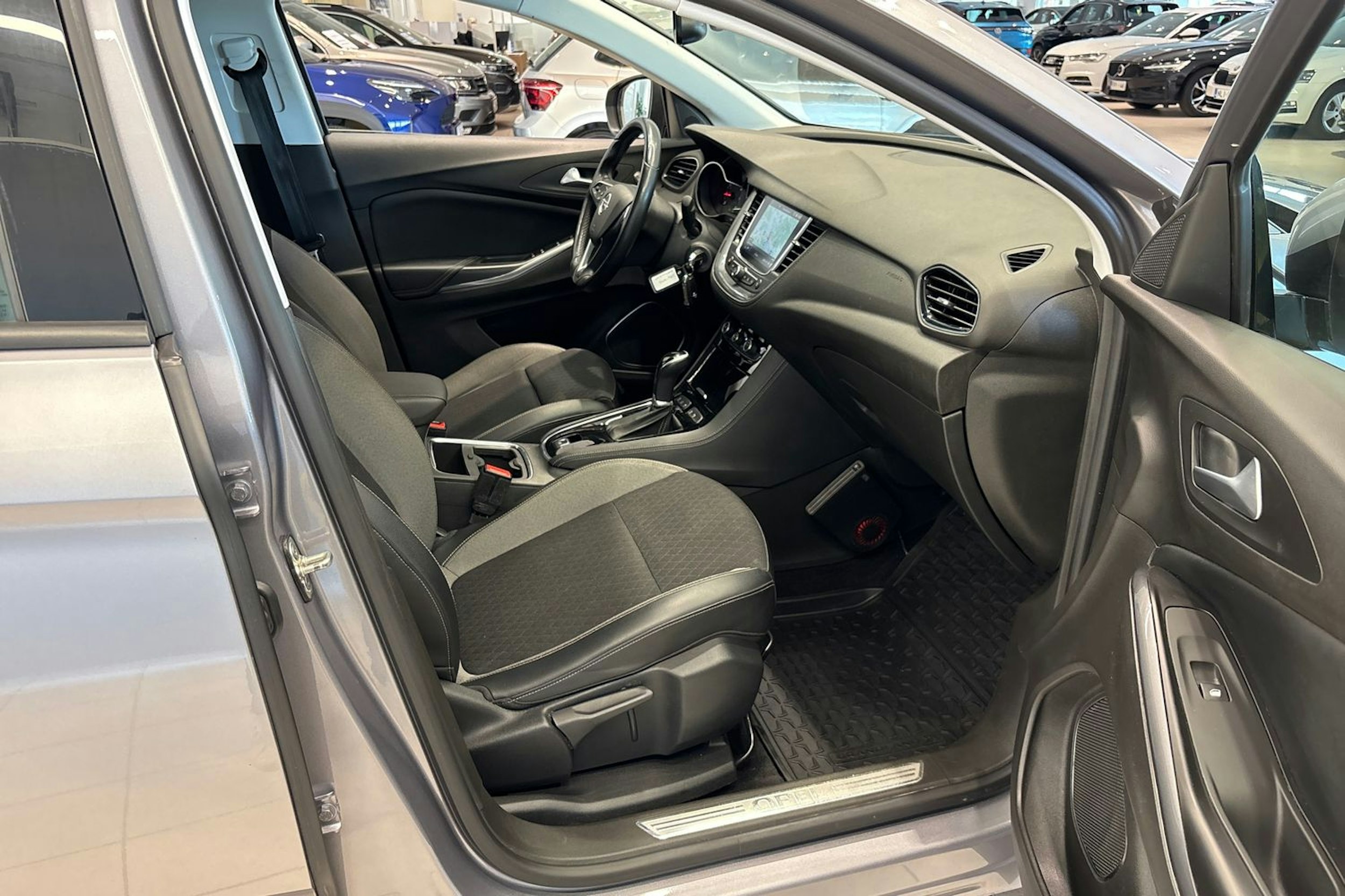 Harmaa Opel Grandland X 2019 kuva 18.