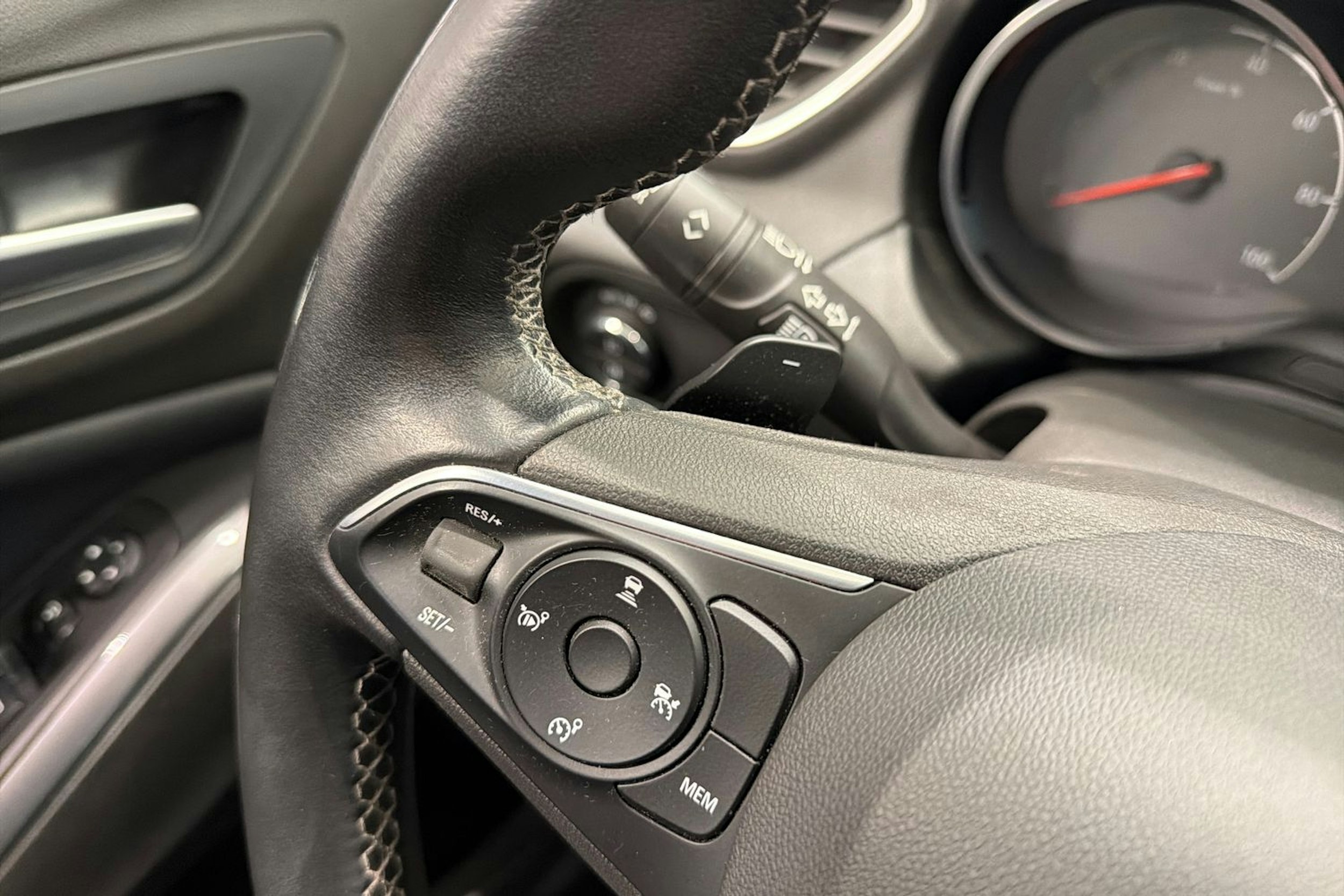 musta Opel Grandland X 2020 kuva 23.