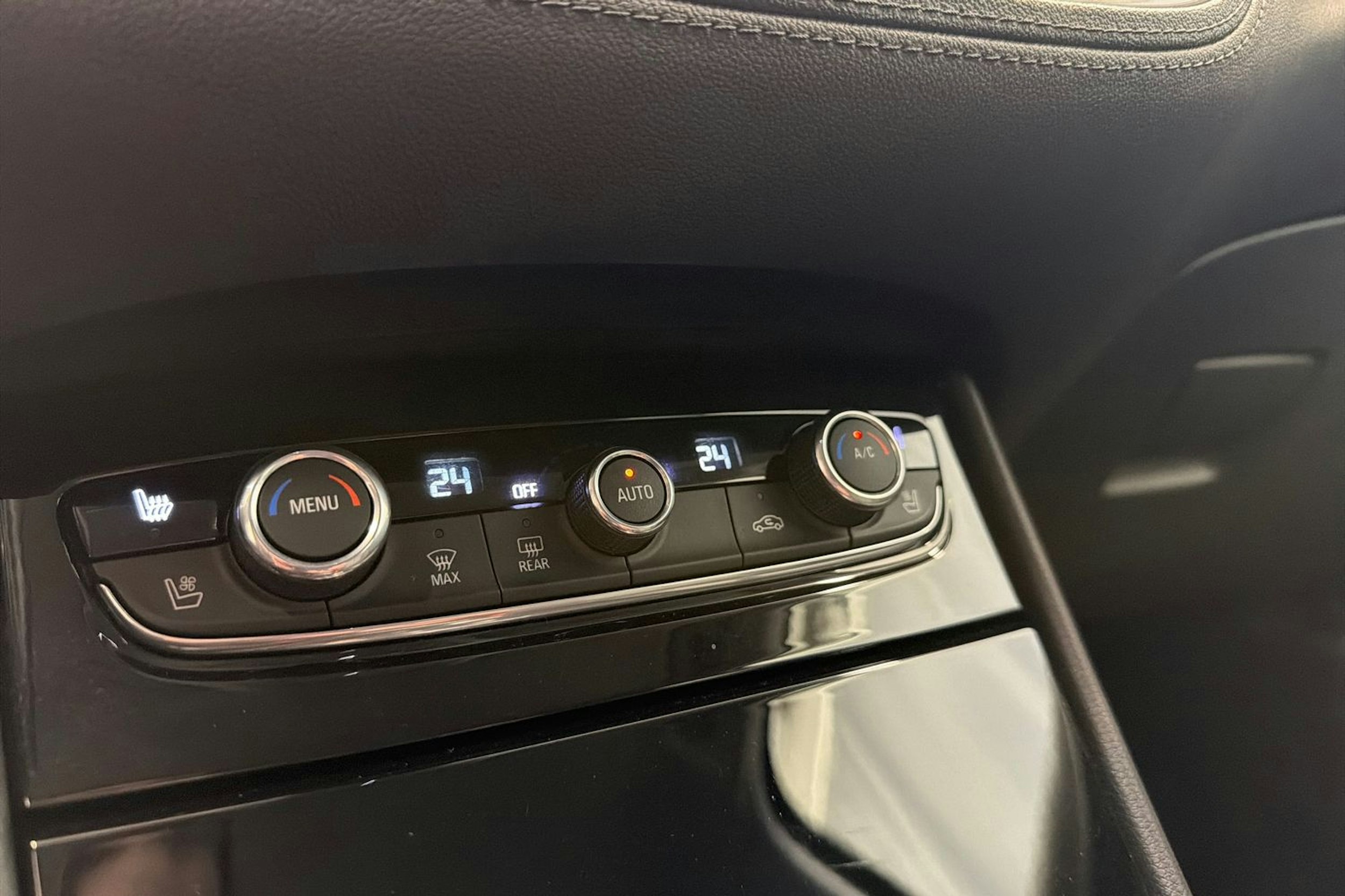 musta Opel Grandland X 2020 kuva 26.