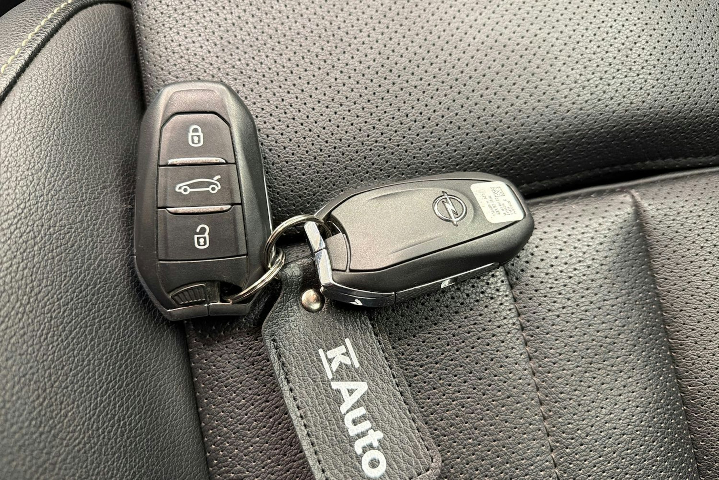 musta Opel Grandland X 2020 kuva 29.