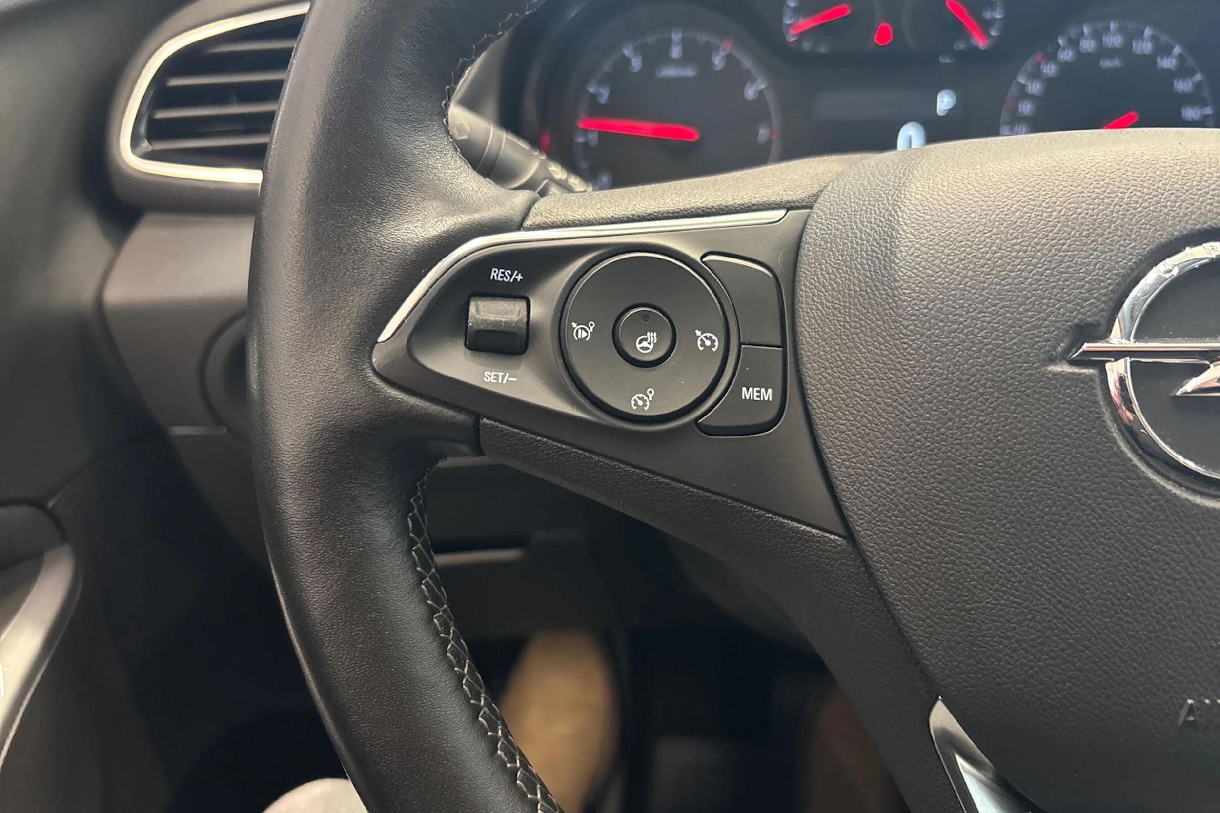 Musta Opel Grandland X 2020 kuva 16.