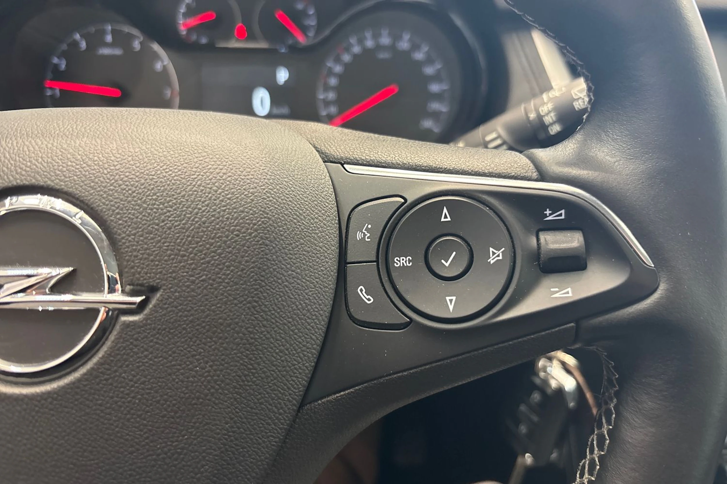 Musta Opel Grandland X 2020 kuva 17.