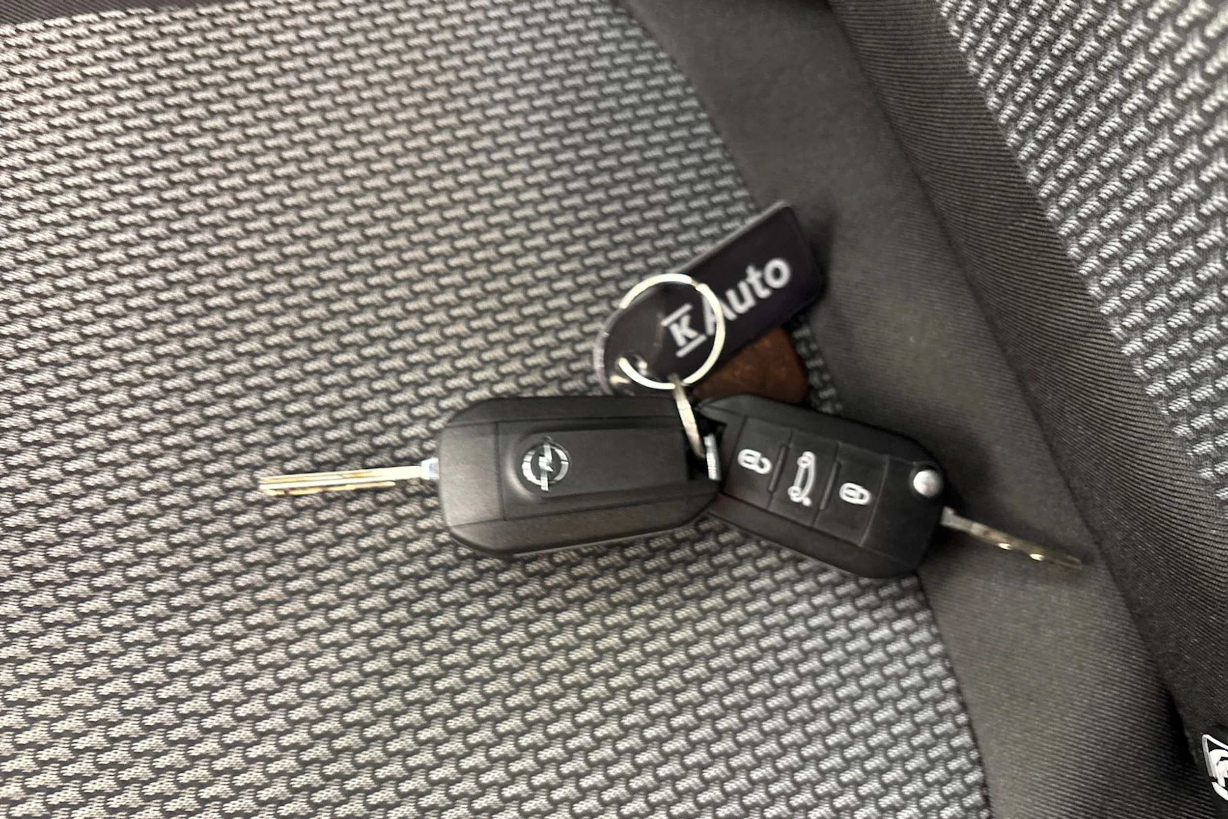 Musta Opel Grandland X 2020 kuva 23.
