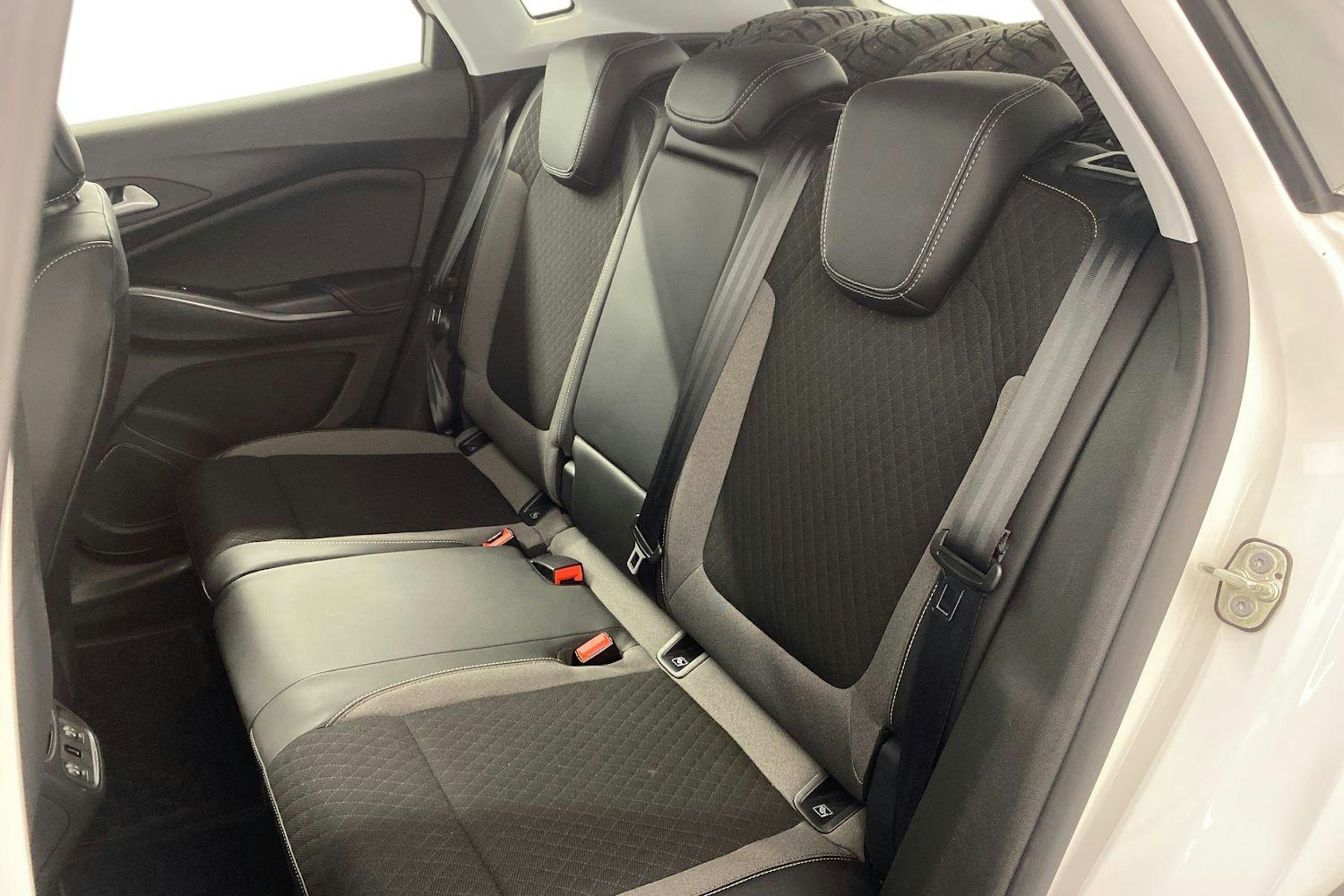 valkoinen Opel Grandland X 2021 kuva 10.