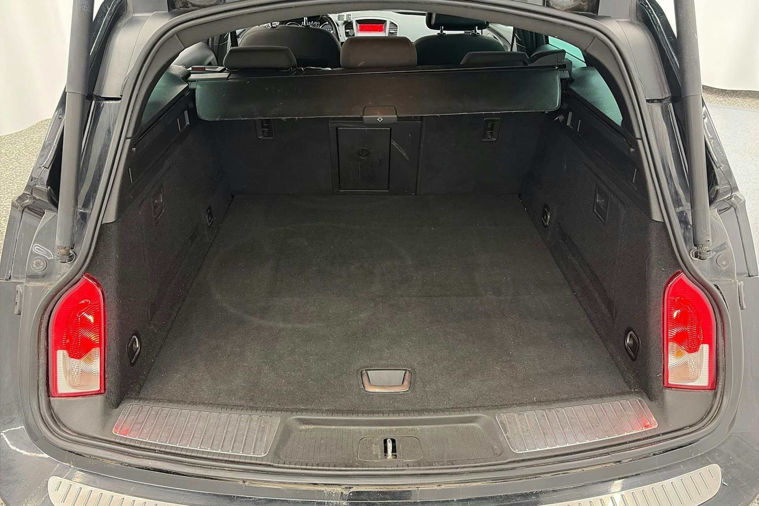 musta Opel Insignia 2011 kuva 14.