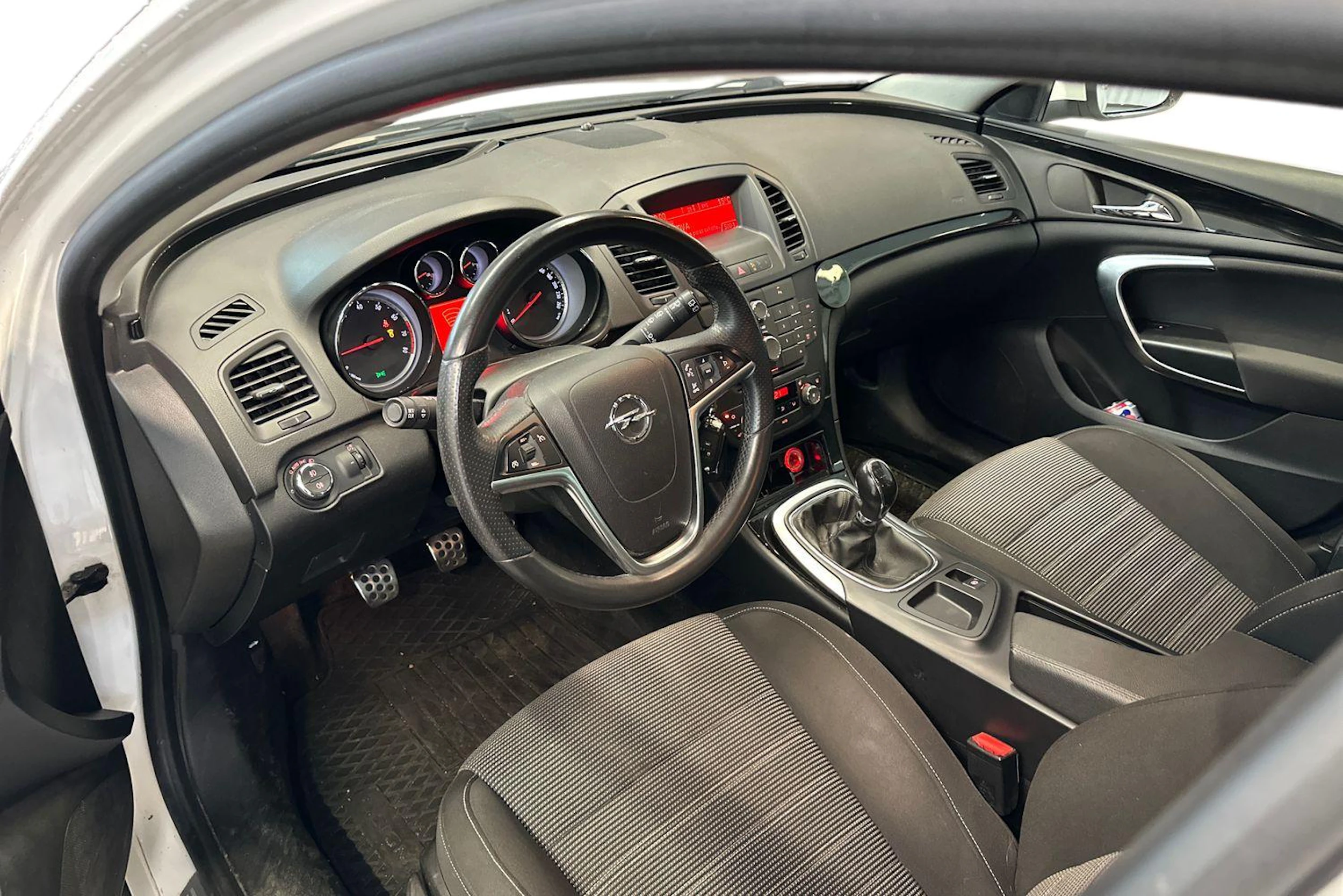 Valkoinen Opel Insignia 2012 kuva 3.