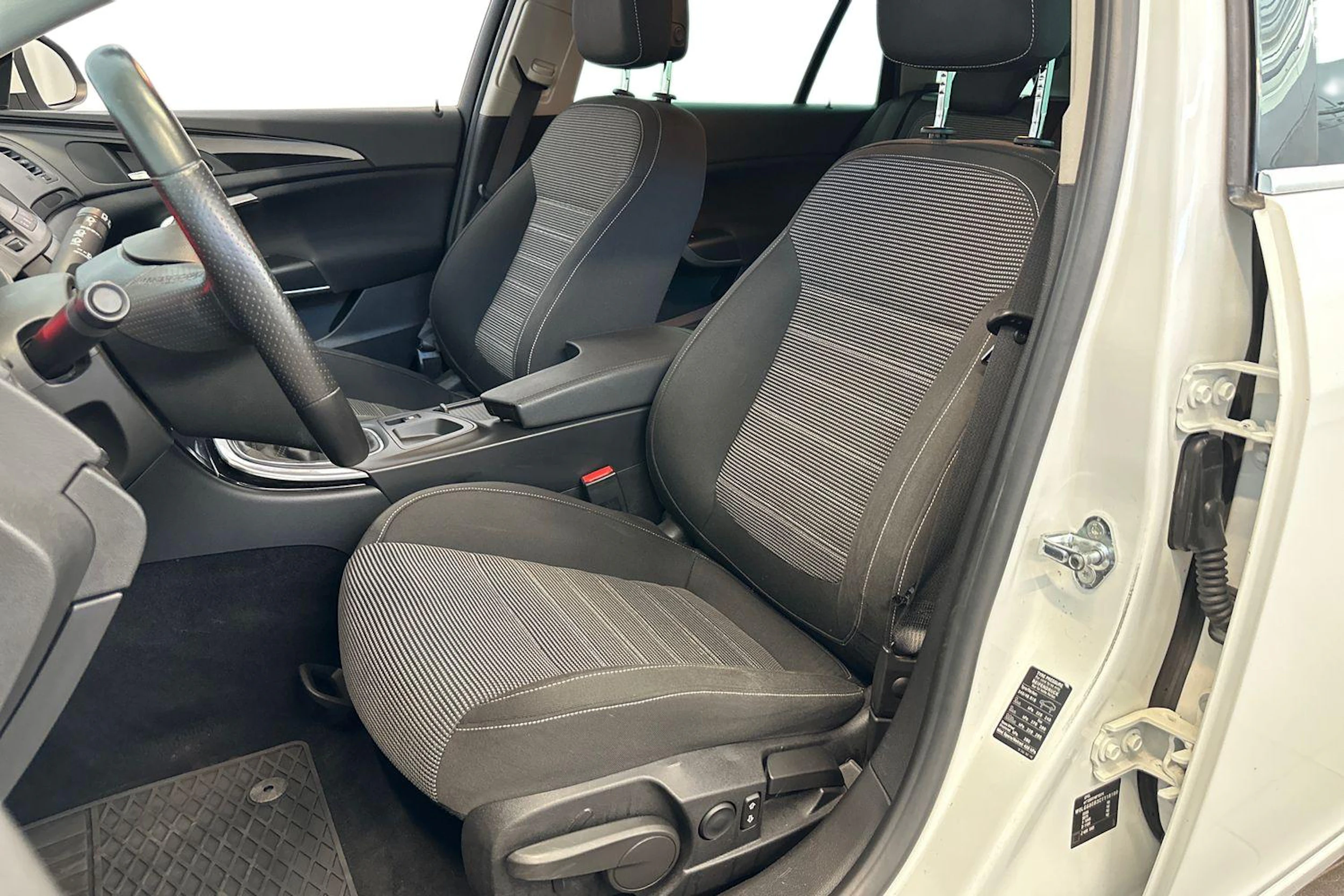 Valkoinen Opel Insignia 2012 kuva 7.