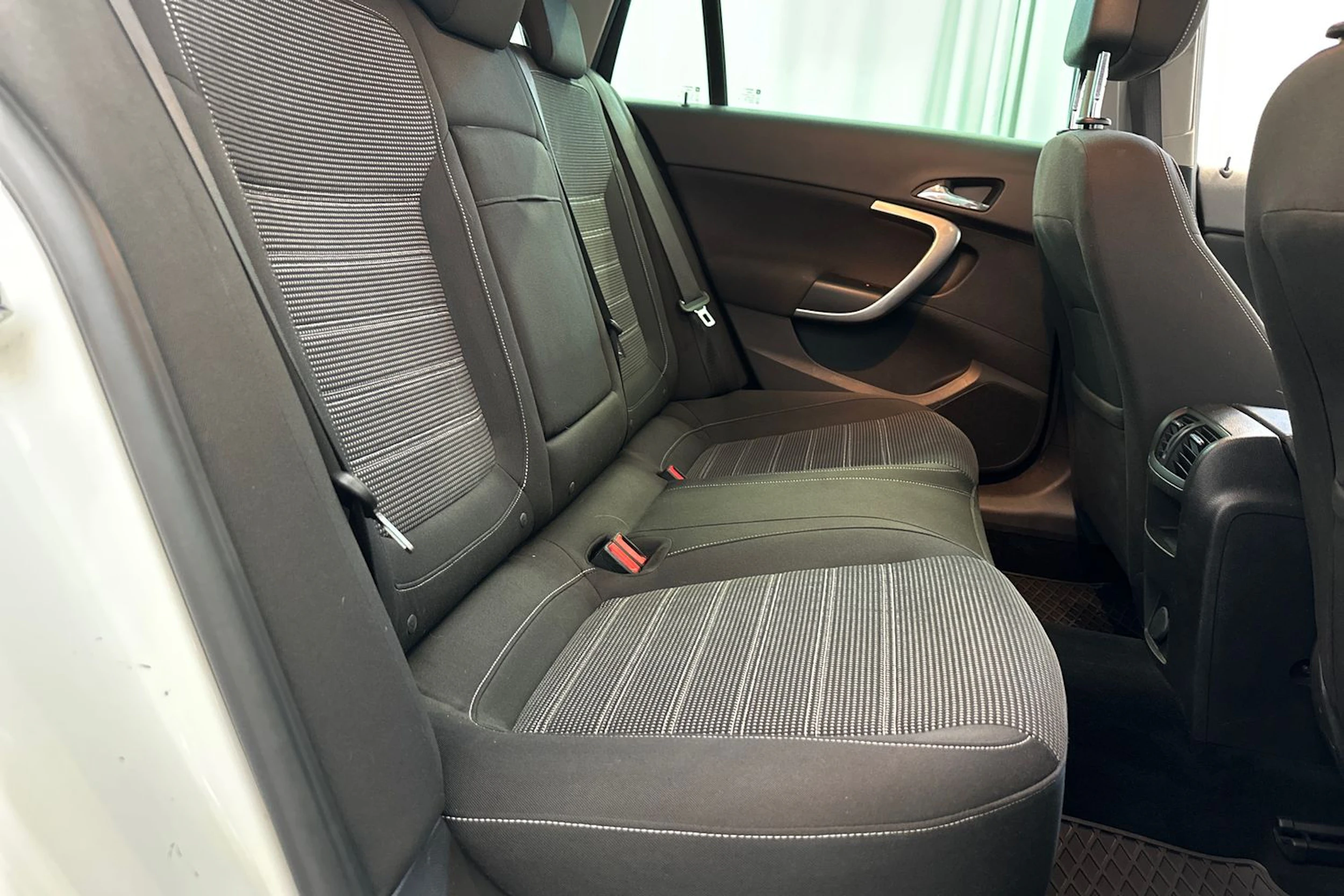 Valkoinen Opel Insignia 2012 kuva 10.