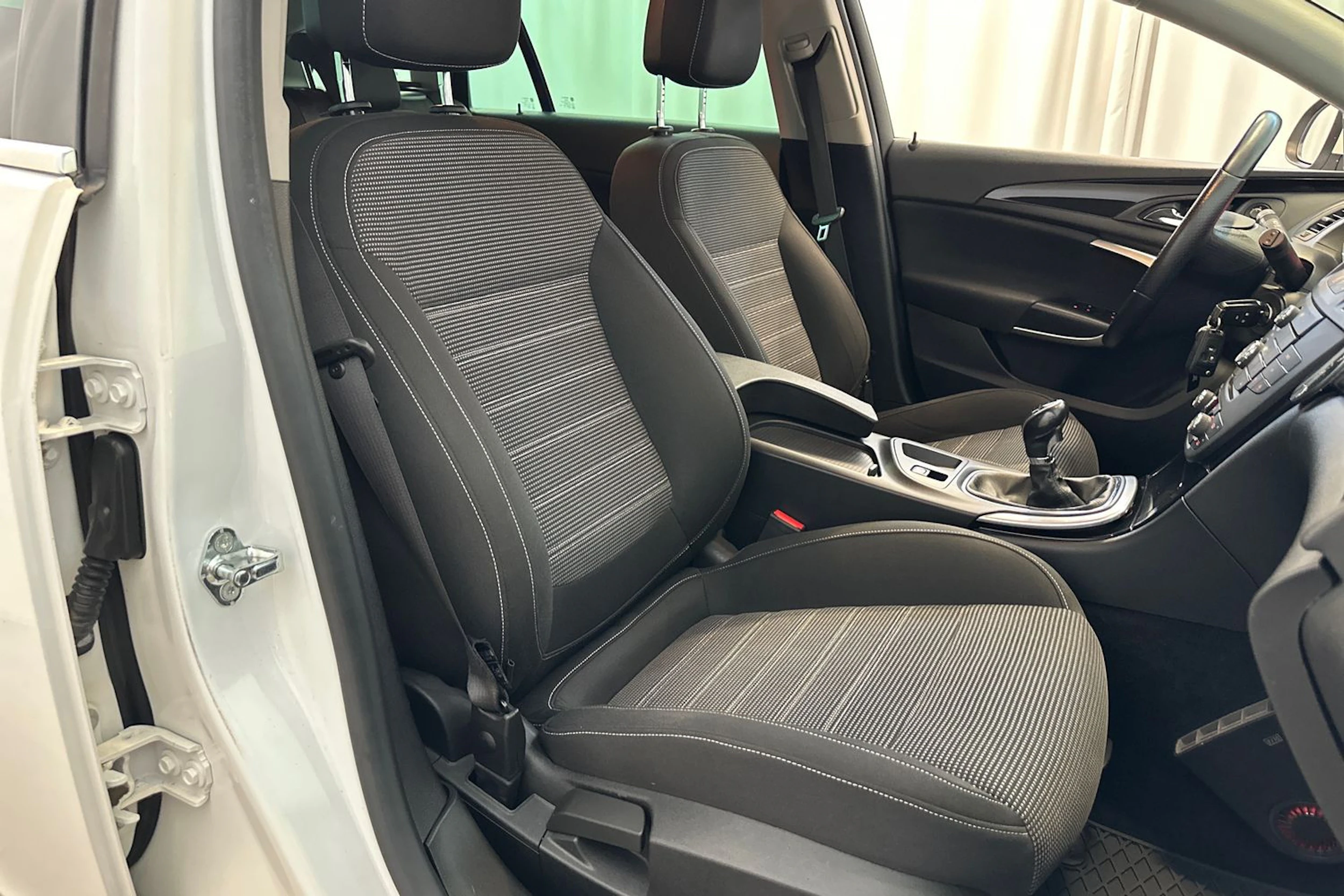 Valkoinen Opel Insignia 2012 kuva 11.