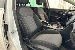 Valkoinen Opel Insignia 2012 kuva 11.