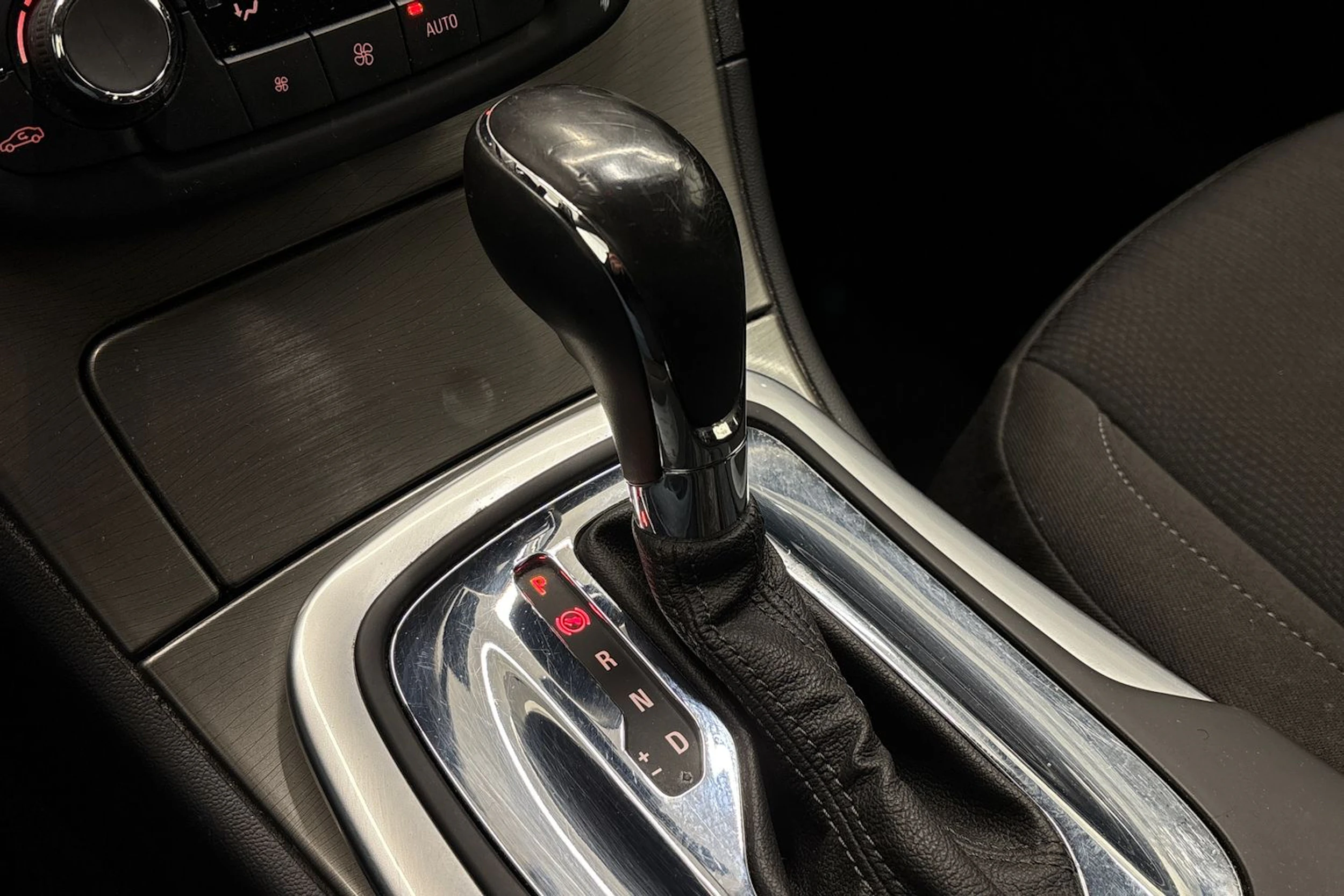 Punainen Opel Insignia 2013 kuva 18.