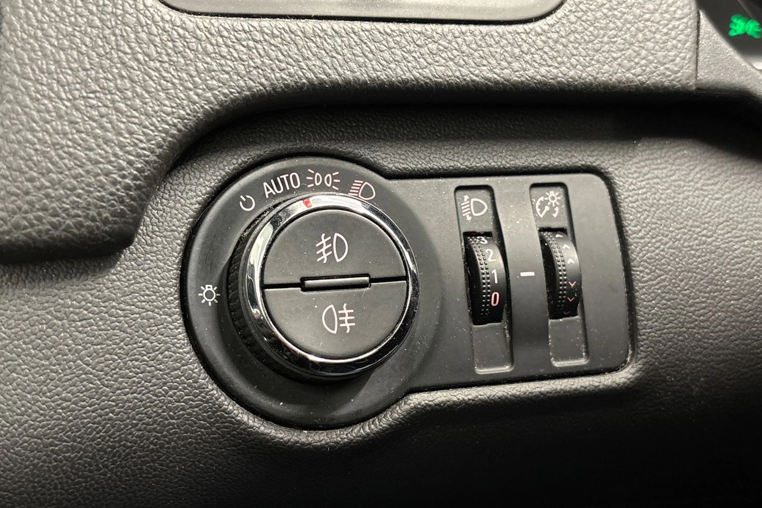 Punainen Opel Insignia 2013 kuva 19.