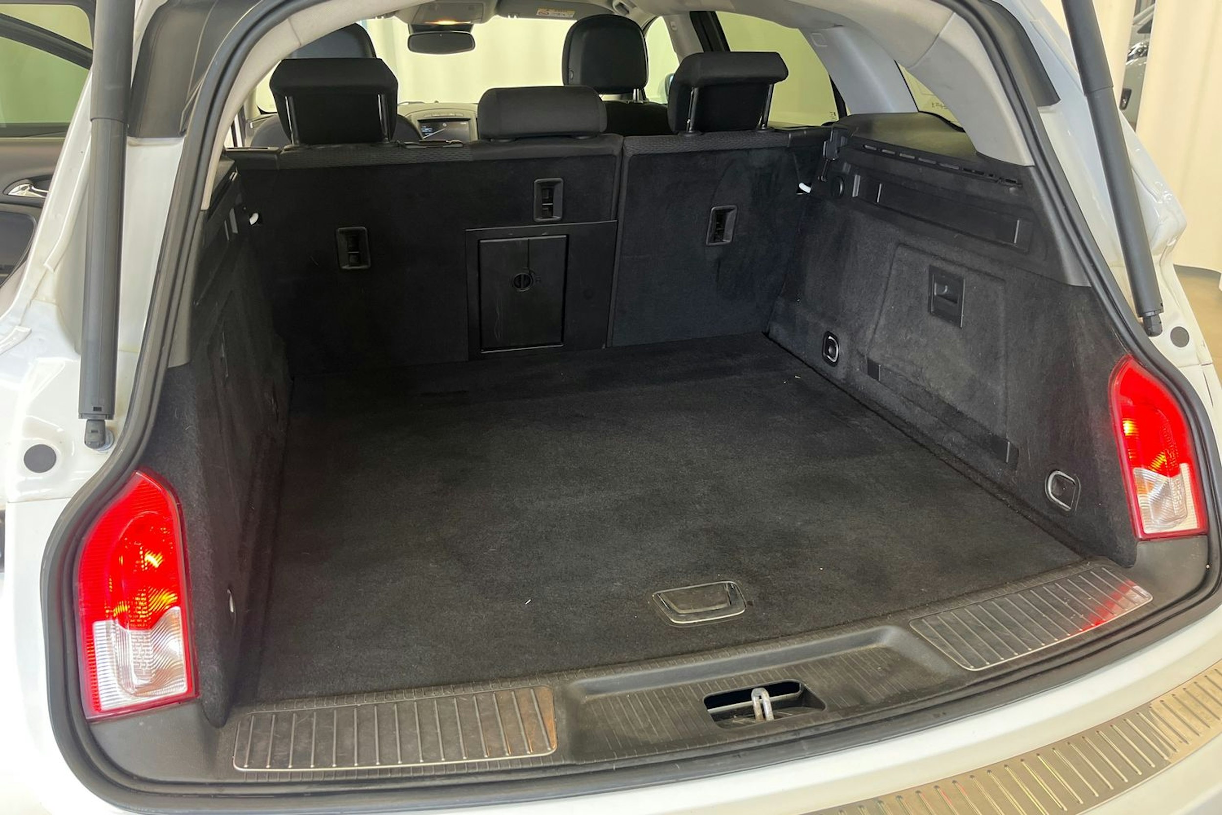 valkoinen Opel Insignia 2014 kuva 11.