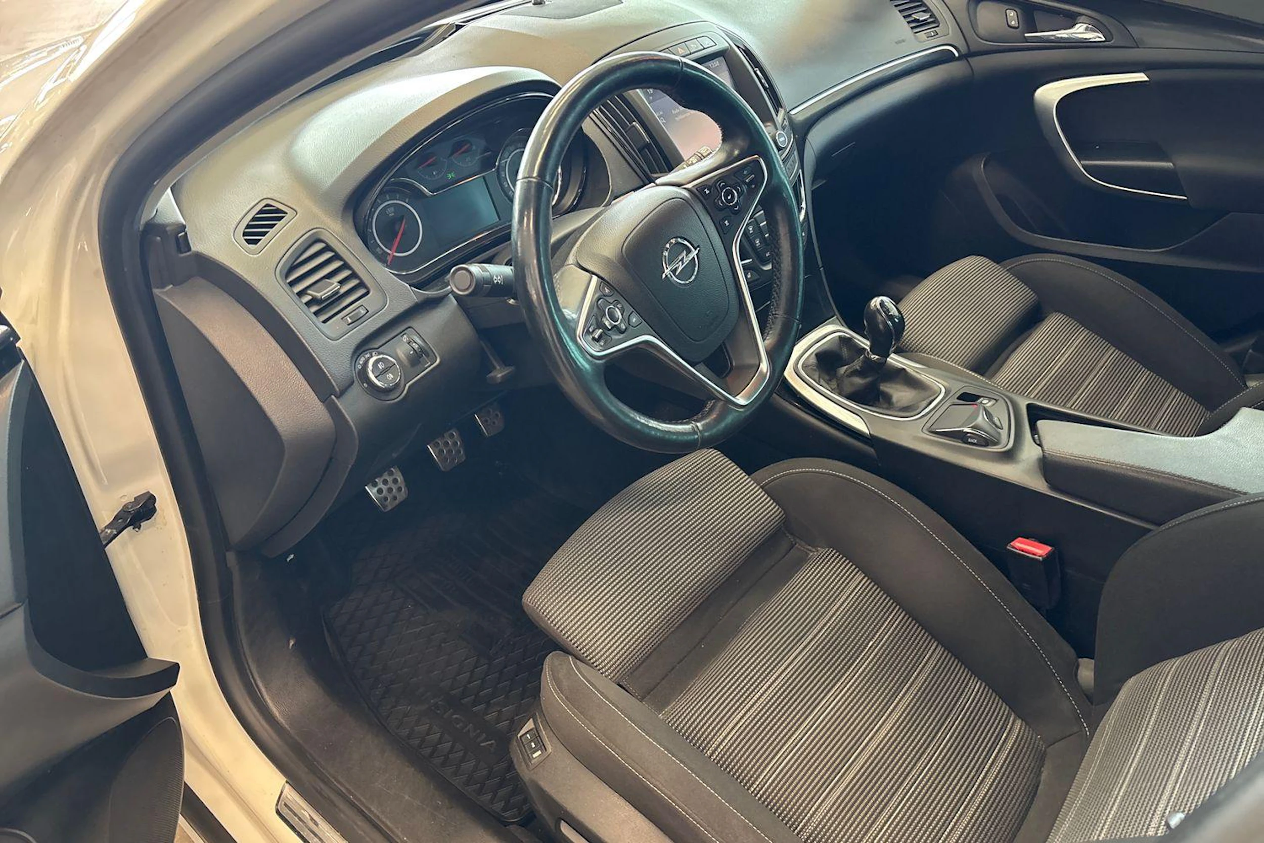 Valkoinen Opel Insignia 2015 kuva 8.