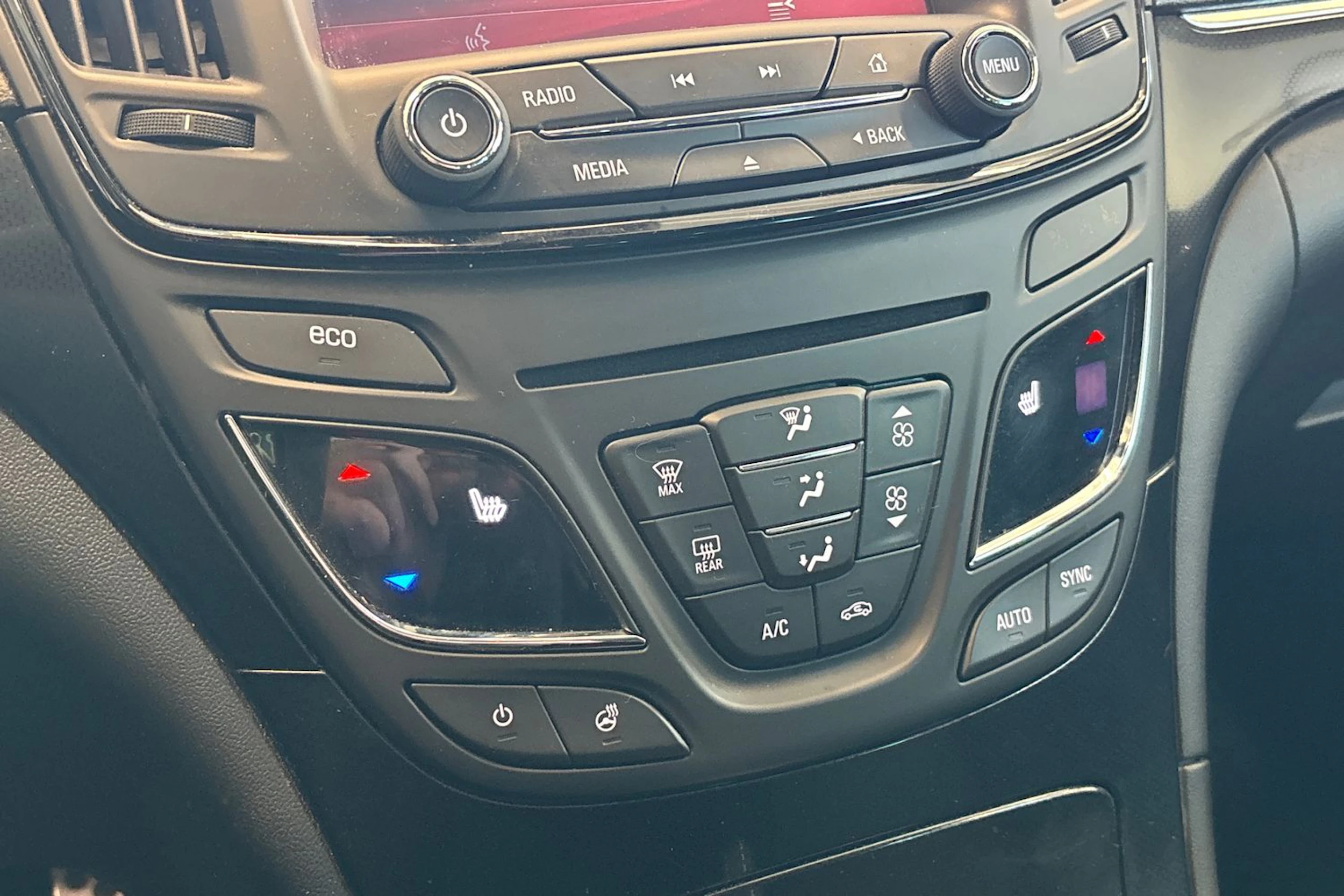 Valkoinen Opel Insignia 2015 kuva 18.