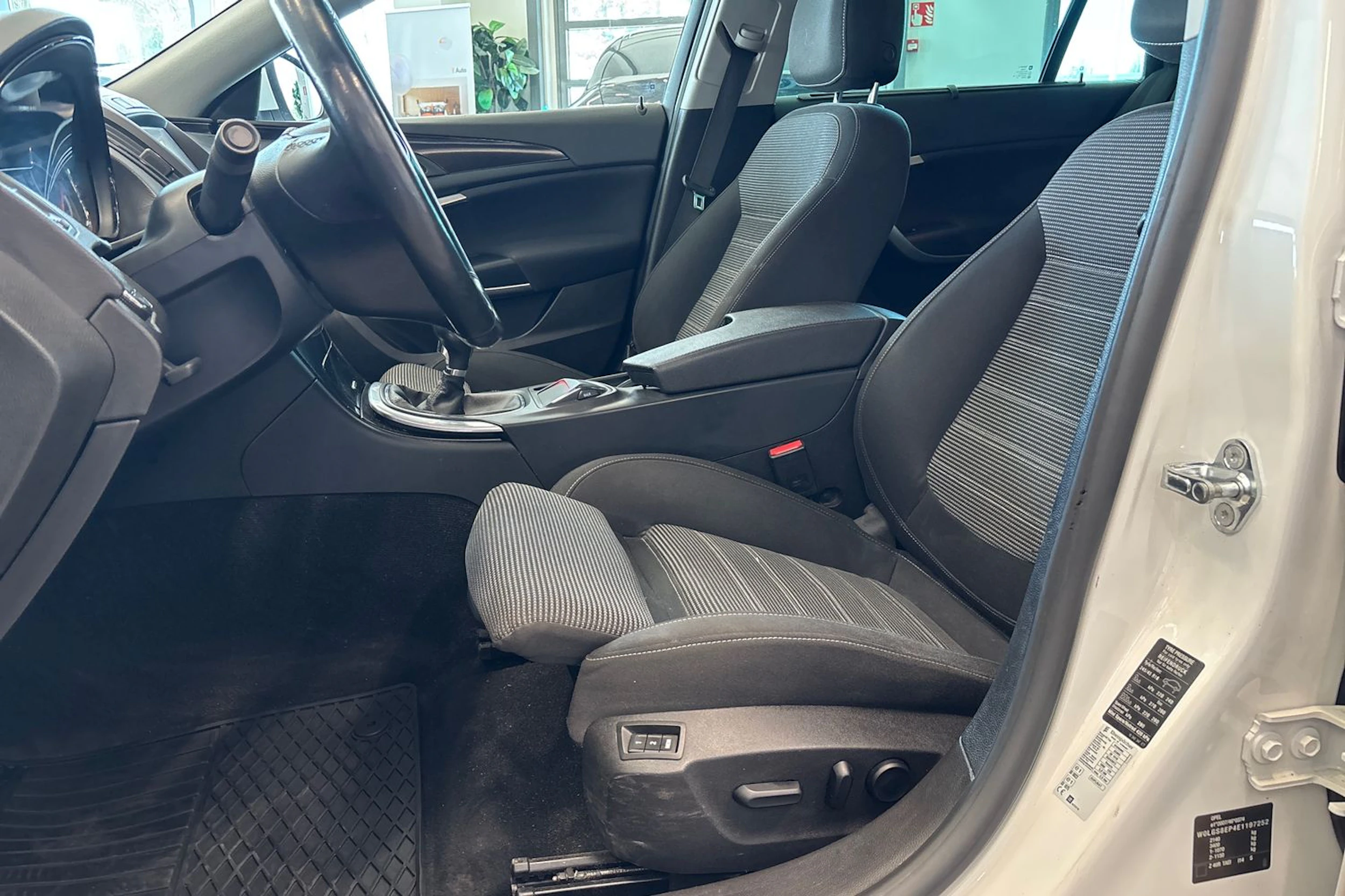 Valkoinen Opel Insignia 2015 kuva 21.